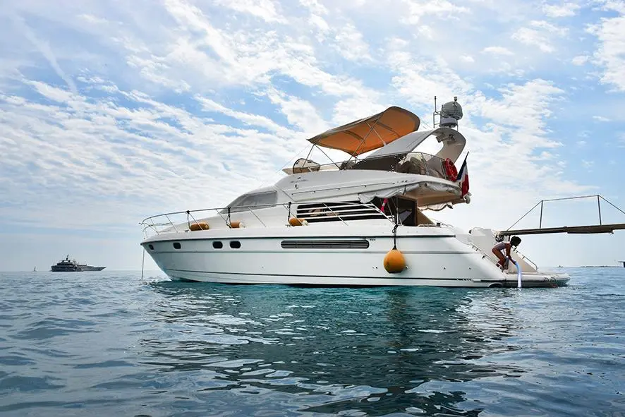 Fairline Squadron 59 — Bateau à moteur blanc vu de trois quarts arrière sur une mer calme.