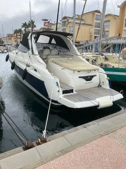 Cranchi Endurance 41 — Bateau à moteur blanc vu de trois quarts arrière, amarré dans un port.