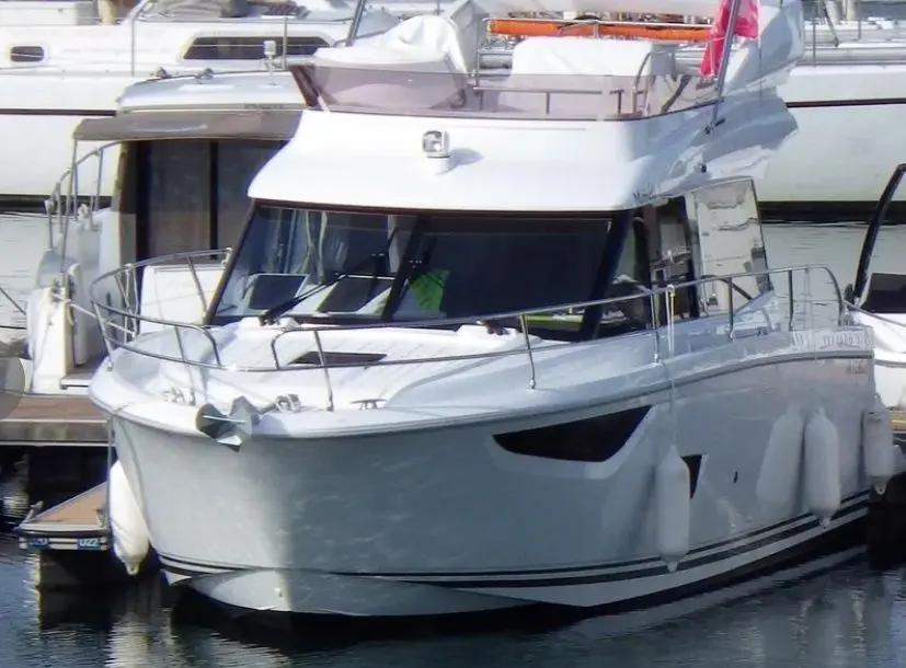 Jeanneau Velasco 37 F — Bateau à moteur blanc vu de trois quarts avant dans un port.