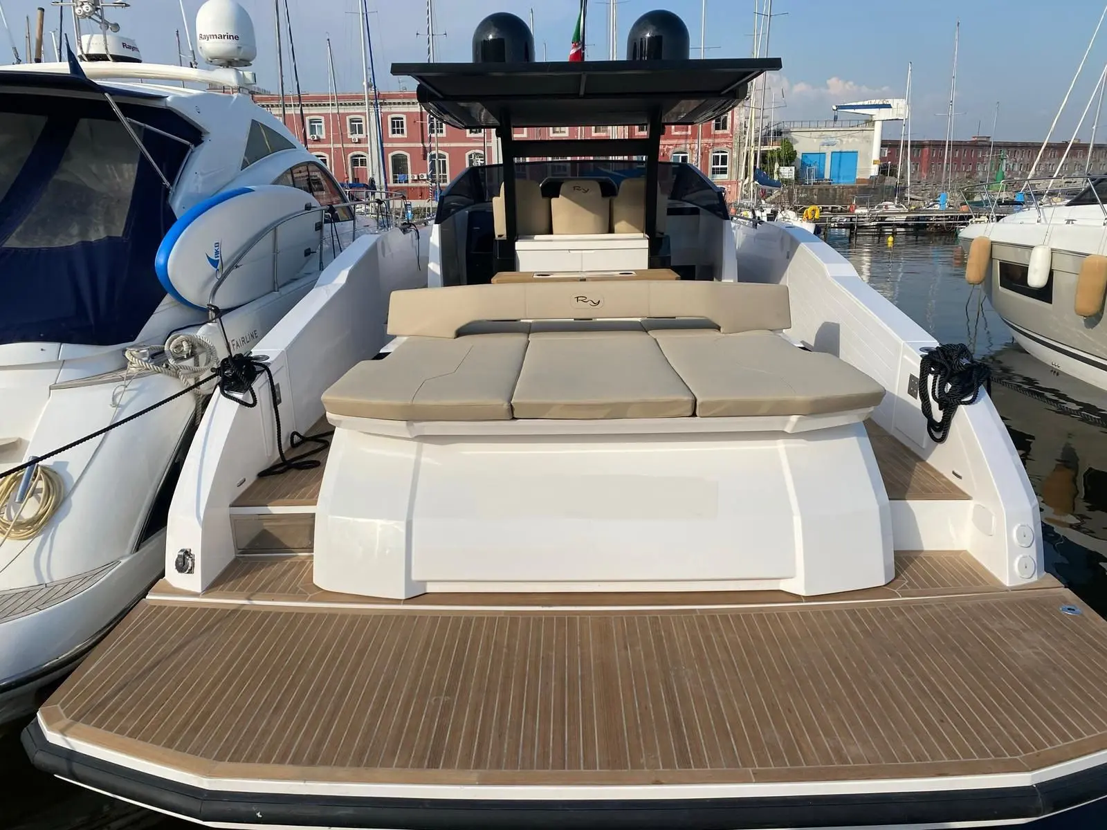 Rio Yachts Daytona 46 — Vue arrière du bateau amarré, avec solarium, cockpit et équipements visibles.