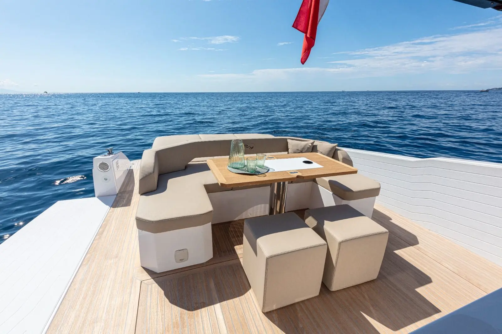Rio Yachts Daytona 46 — Espace repas extérieur aménagé à l’arrière d’un bateau en mer.