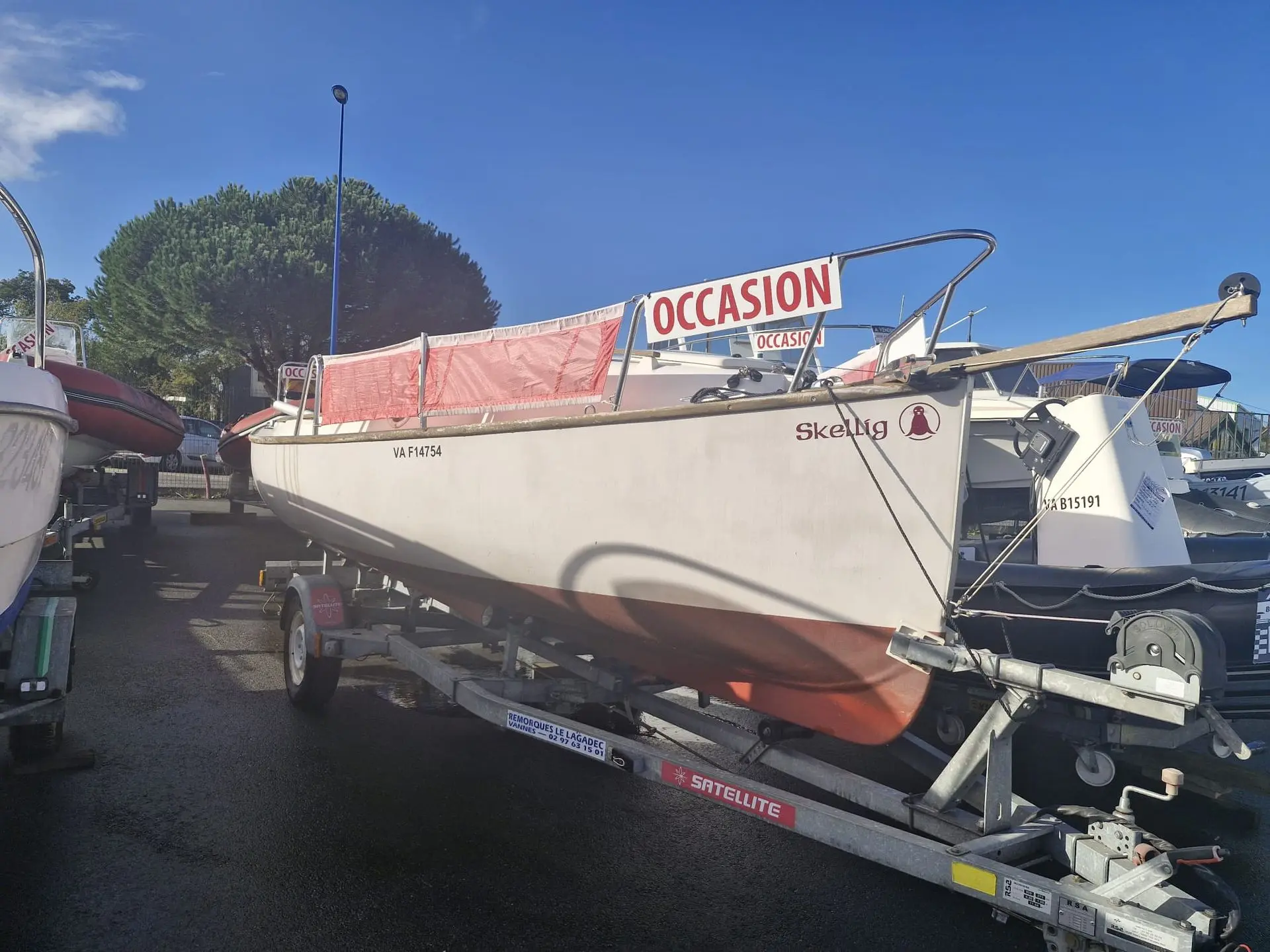 Plasmor Skellig 2 — Bateau à moteur blanc sur remorque, exposé dans un parc nautique.