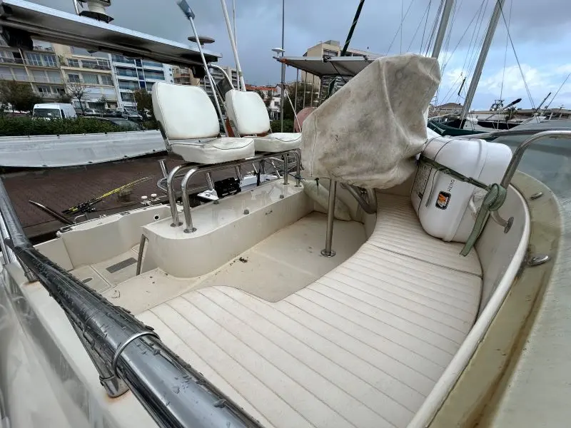 Ars Mare RS 29 — Vue rapprochée du cockpit arrière avec banquettes et sièges du bateau.
