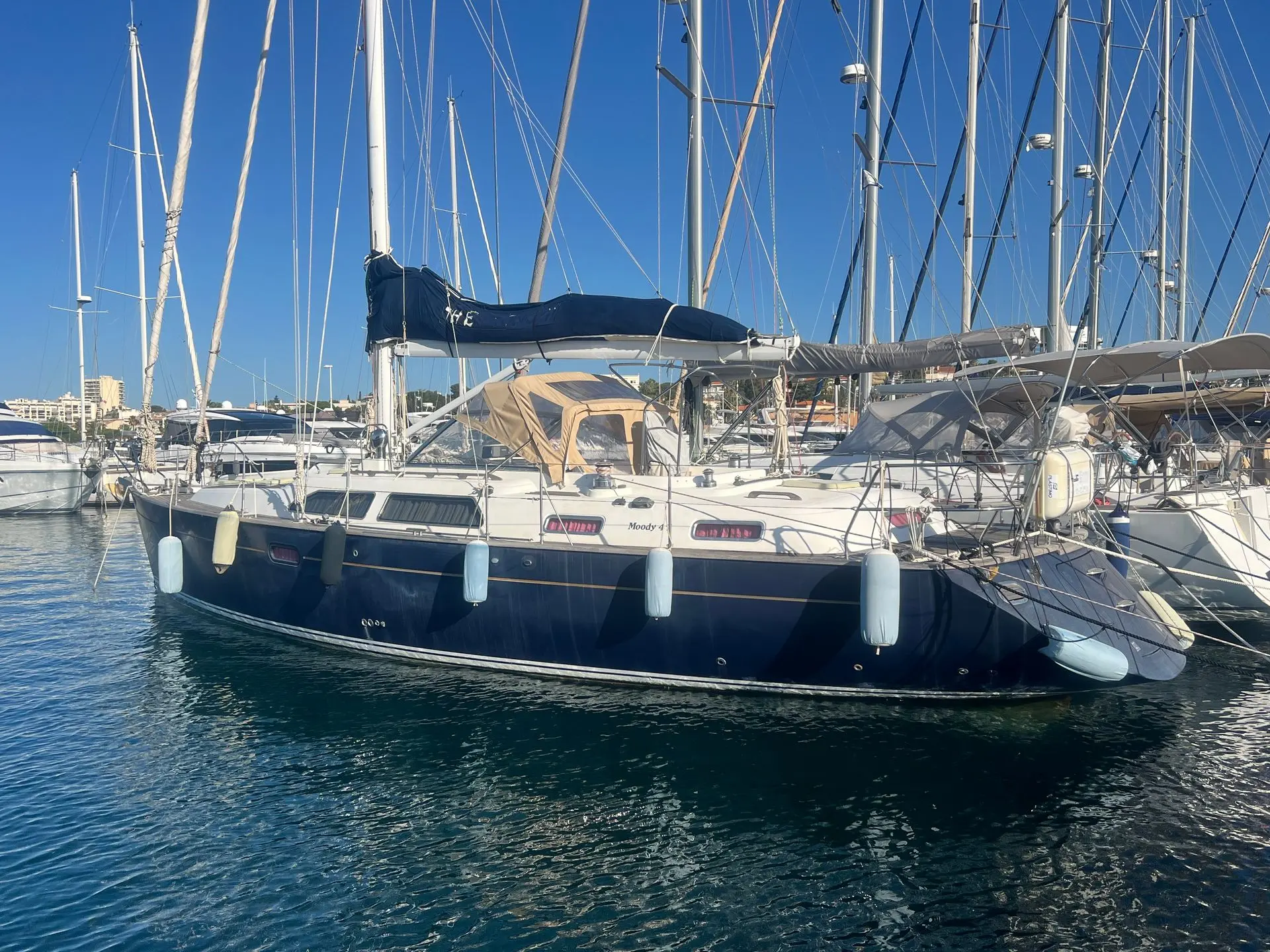 Moody 47 — Voilier amarré dans une marina, vu de trois quarts côté bâbord.