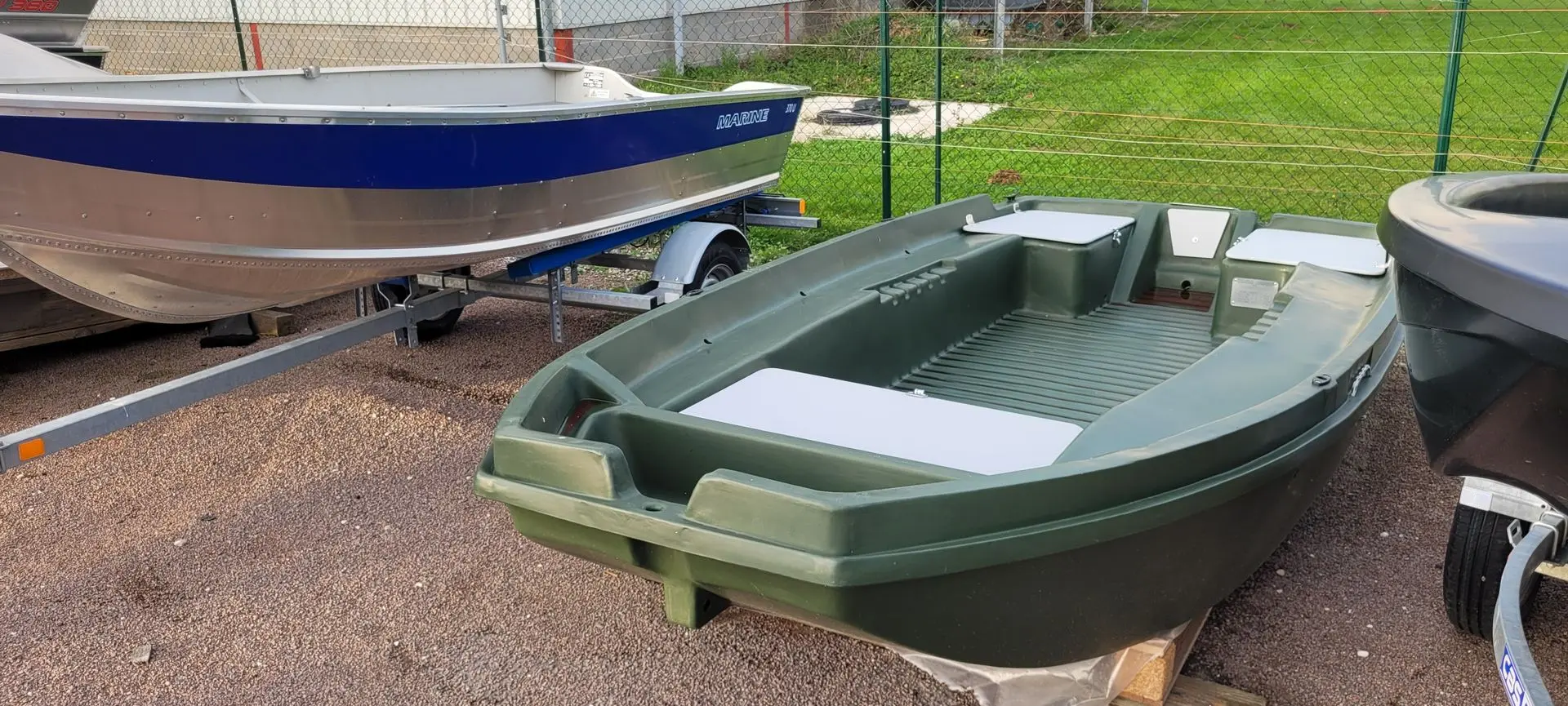 Rigiflex Aqua Peche 400 — Bateau utilitaire vert présenté sur un parc, vu de trois quarts avant.