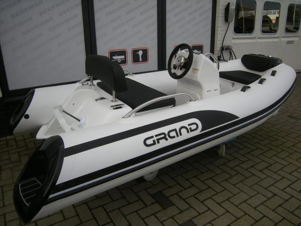 Grand Golden Line G340 — Semi-rigide blanc à console centrale et sièges noirs, présenté à terre.