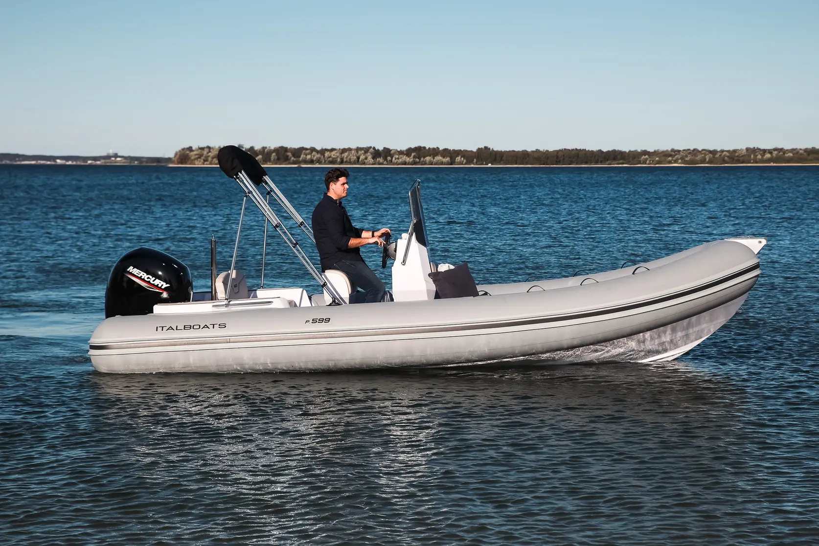 Italboats Predator 599 TS — Bateau pneumatique gris photographié de profil sur un plan d’eau.