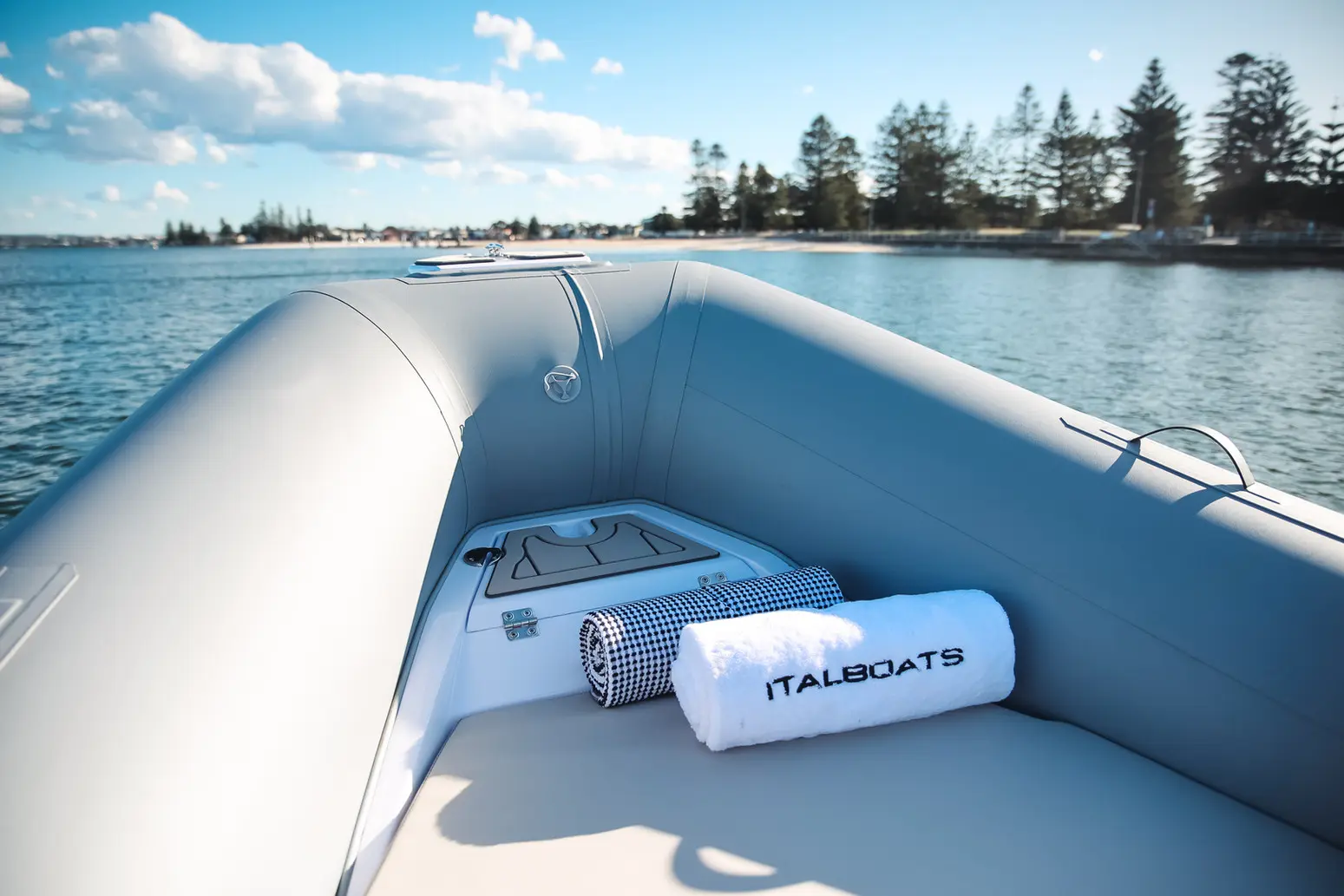 Italboats Predator 599 TS — Vue rapprochée de la proue d’un bateau pneumatique sur l’eau, avec une serviette.