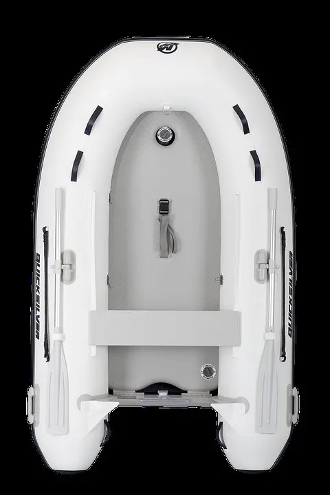 Quicksilver 250 Air Deck — Vue de dessus d'une annexe pneumatique blanche avec deux rames.