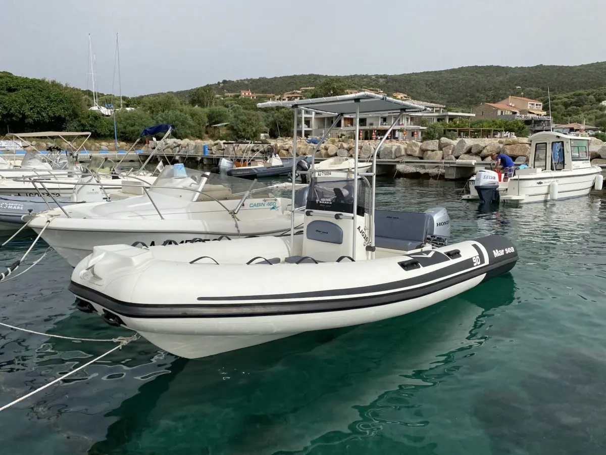 Marsea SP 90 — Semi-rigide blanc amarré dans un port, vu de trois quarts bâbord.