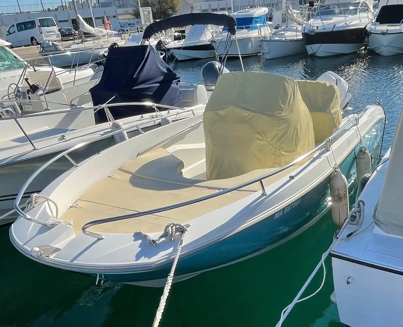 Sessa Marine Key Largo One — Bateau à moteur vu de trois quarts avant dans un port de plaisance.