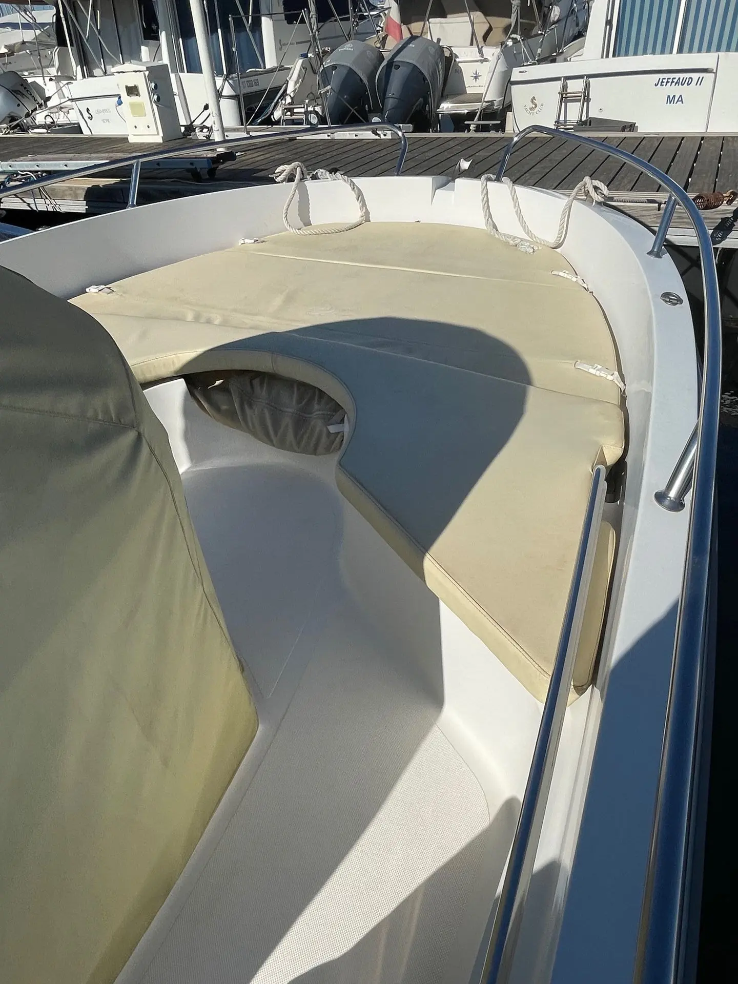 Sessa Marine Key Largo One — Banquette et espace avant d’un bateau amarré au ponton.