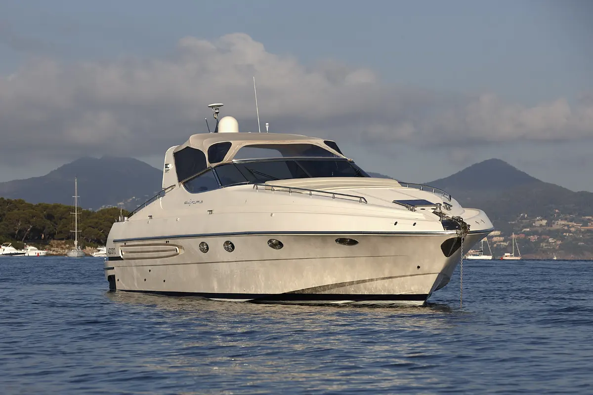 Riva Aquarius 54 — Bateau à moteur blanc photographié au mouillage, vu de trois quarts avant.