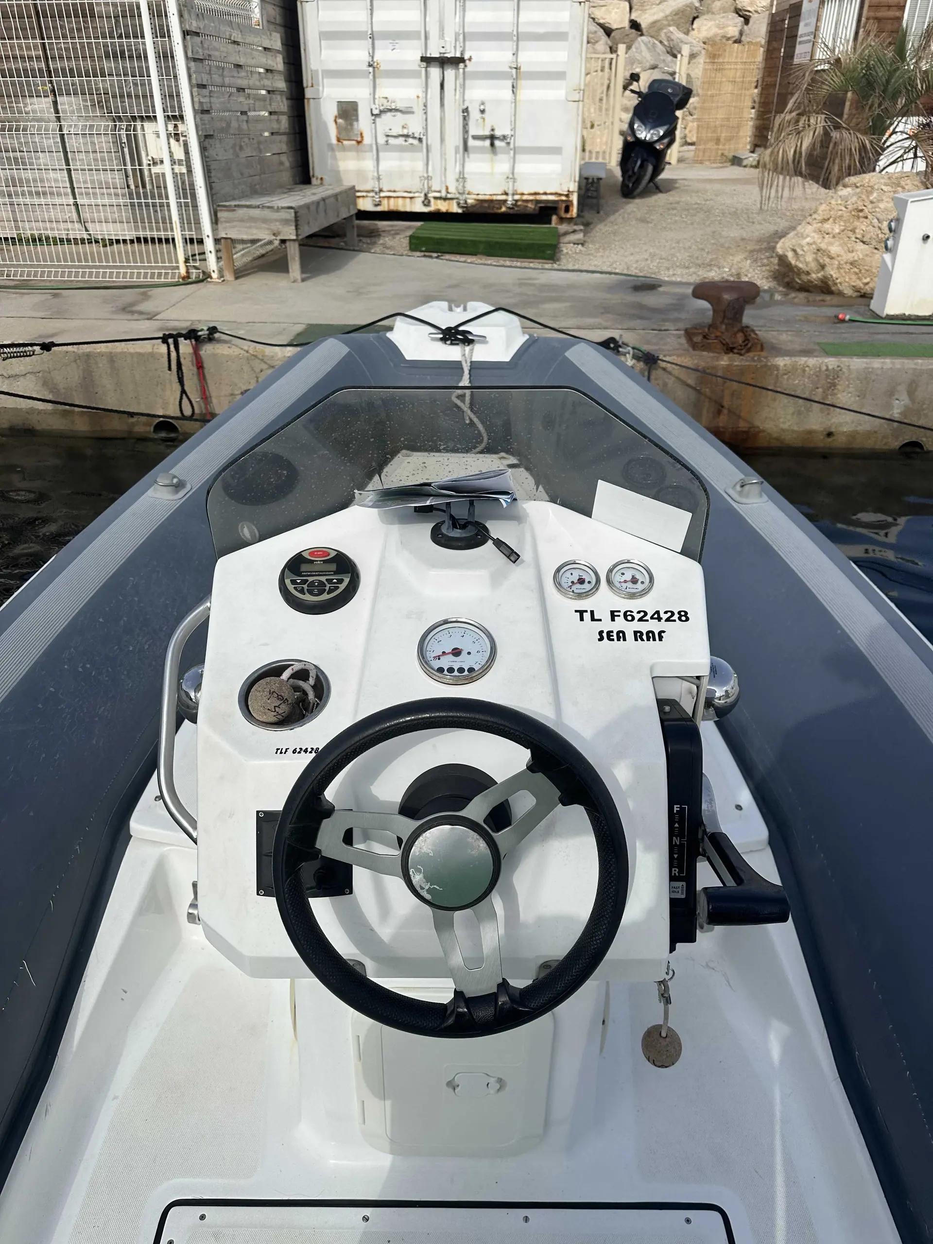 MV Marine 18 — Vue du poste de pilotage et de l’étrave d’un bateau pneumatique à quai.