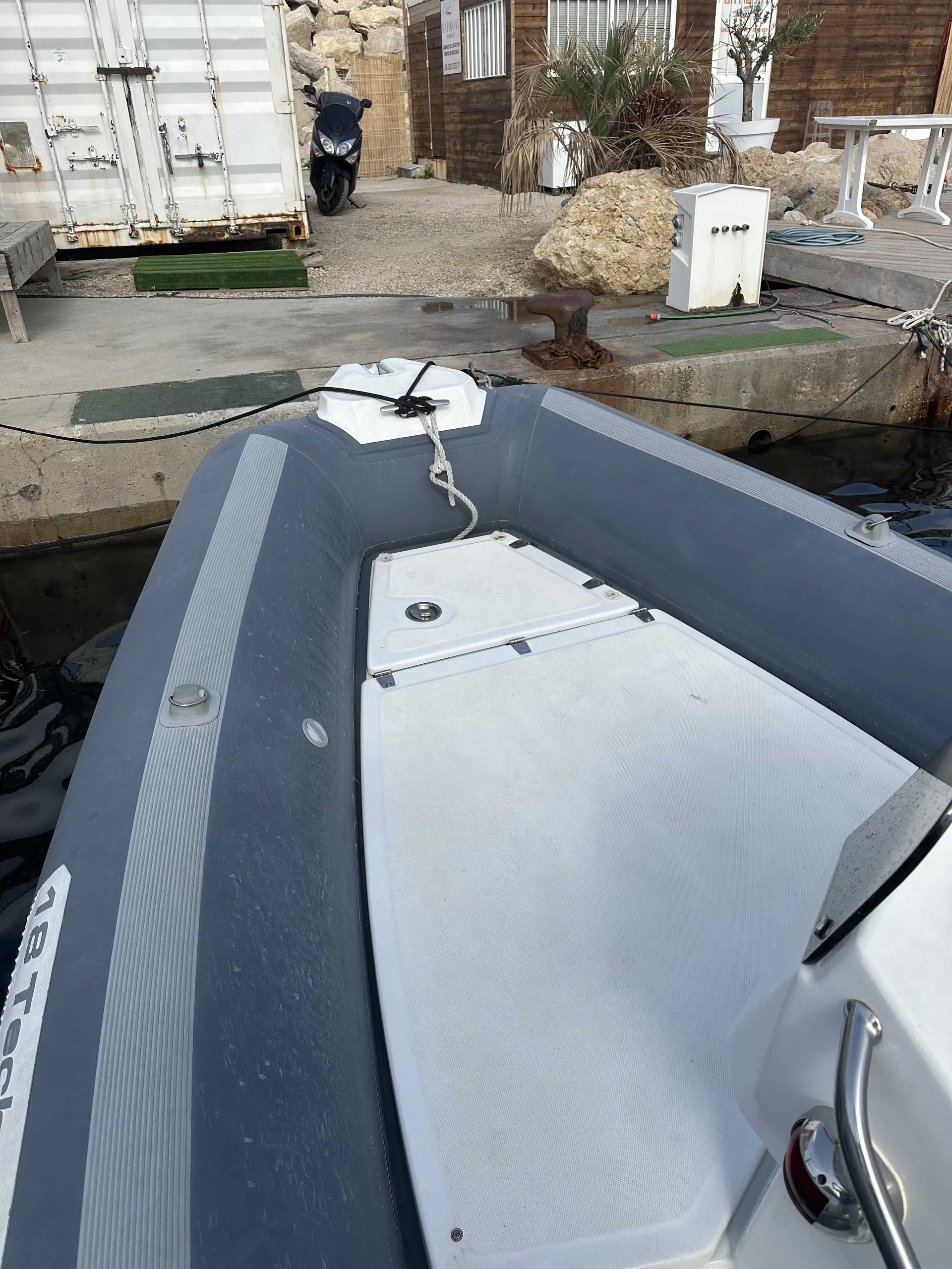 MV Marine 18 — Vue rapprochée de l’avant d’un bateau pneumatique amarré au quai.