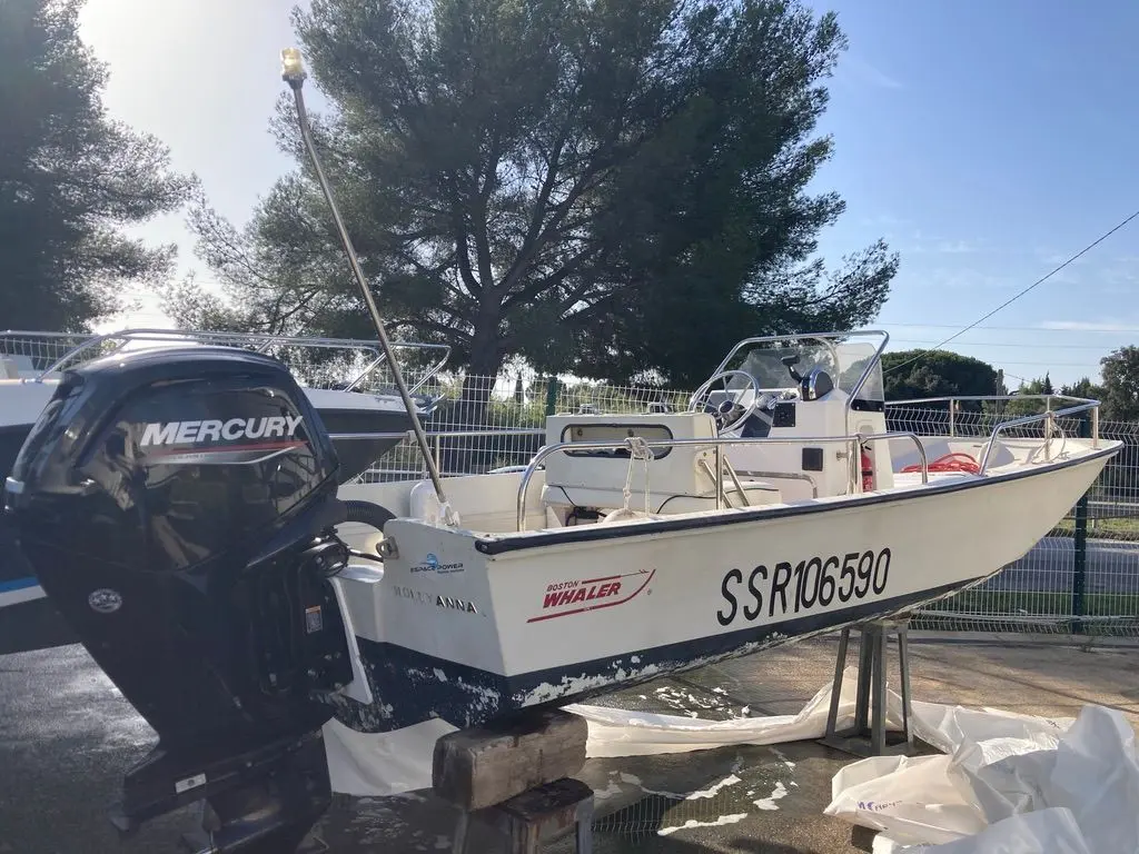 Boston Whaler 17 Montauk — Bateau à moteur hors-bord présenté sur supports, photographié de trois quarts arrière.