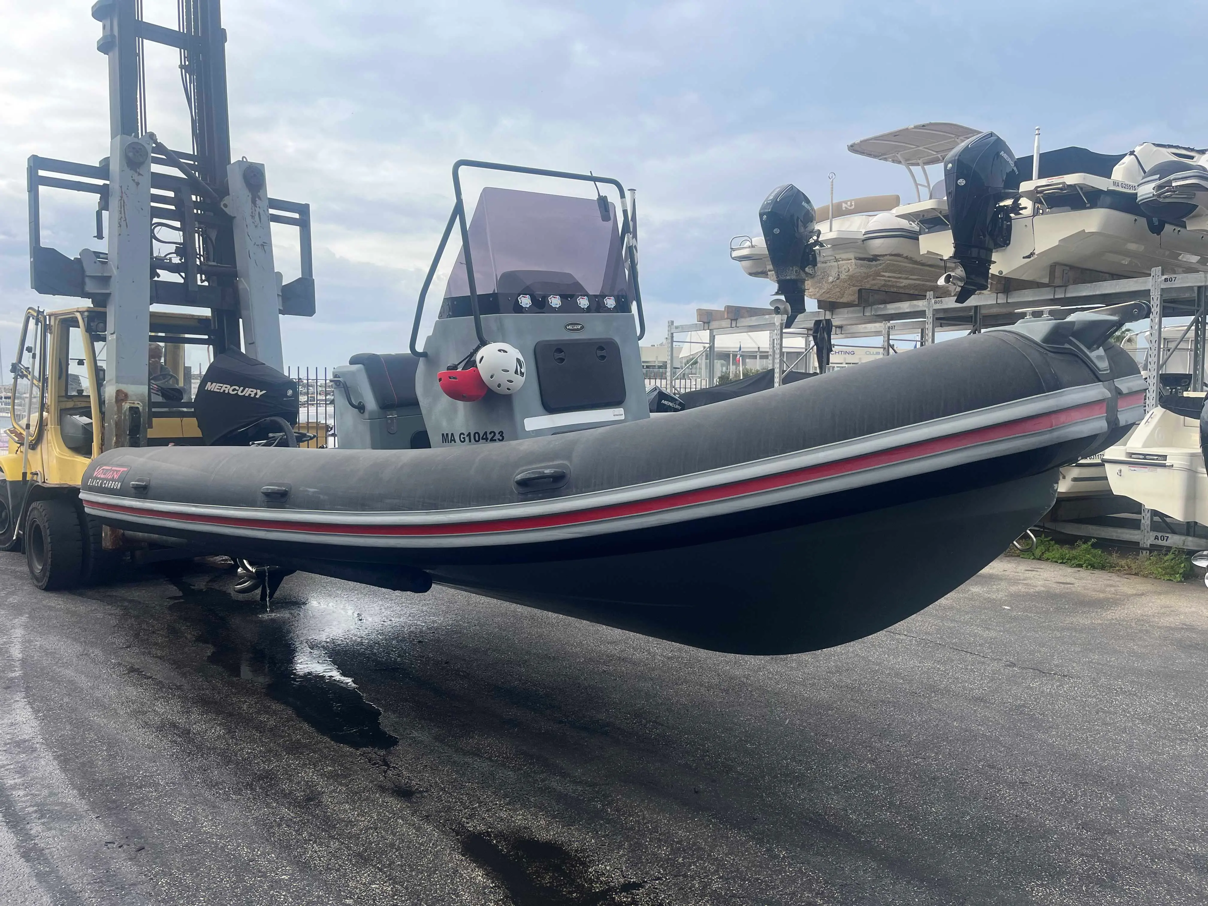 Valiant 690 Comfort — Bateau pneumatique présenté sur terre-plein dans un chantier nautique.