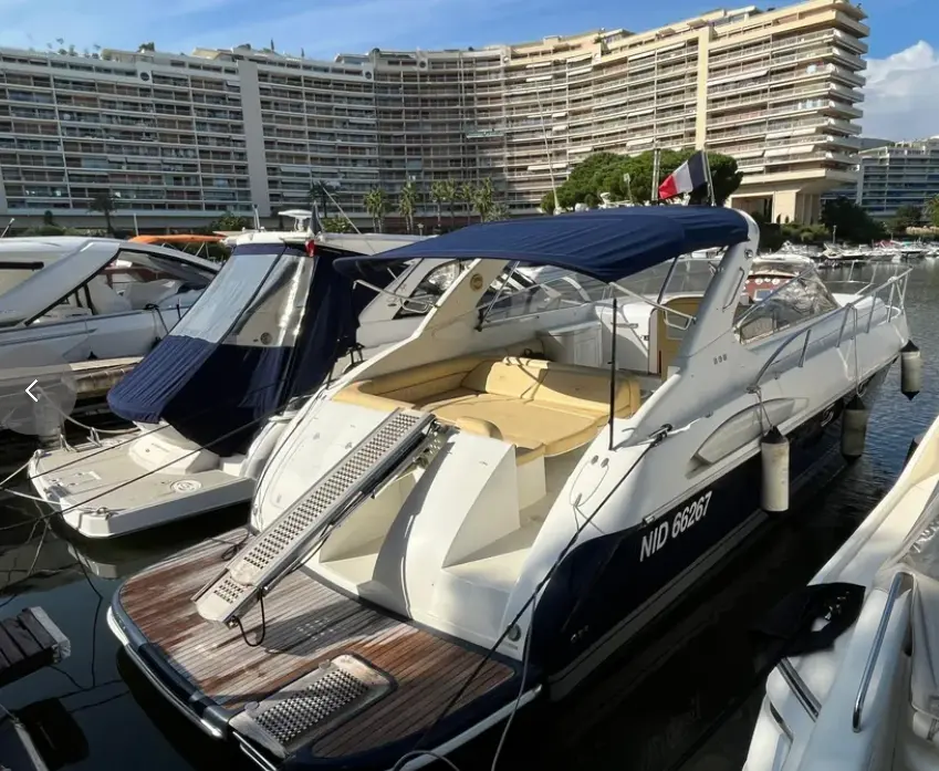 Airon Marine 388 — Bateau à moteur amarré, vu de trois quarts arrière dans un port.