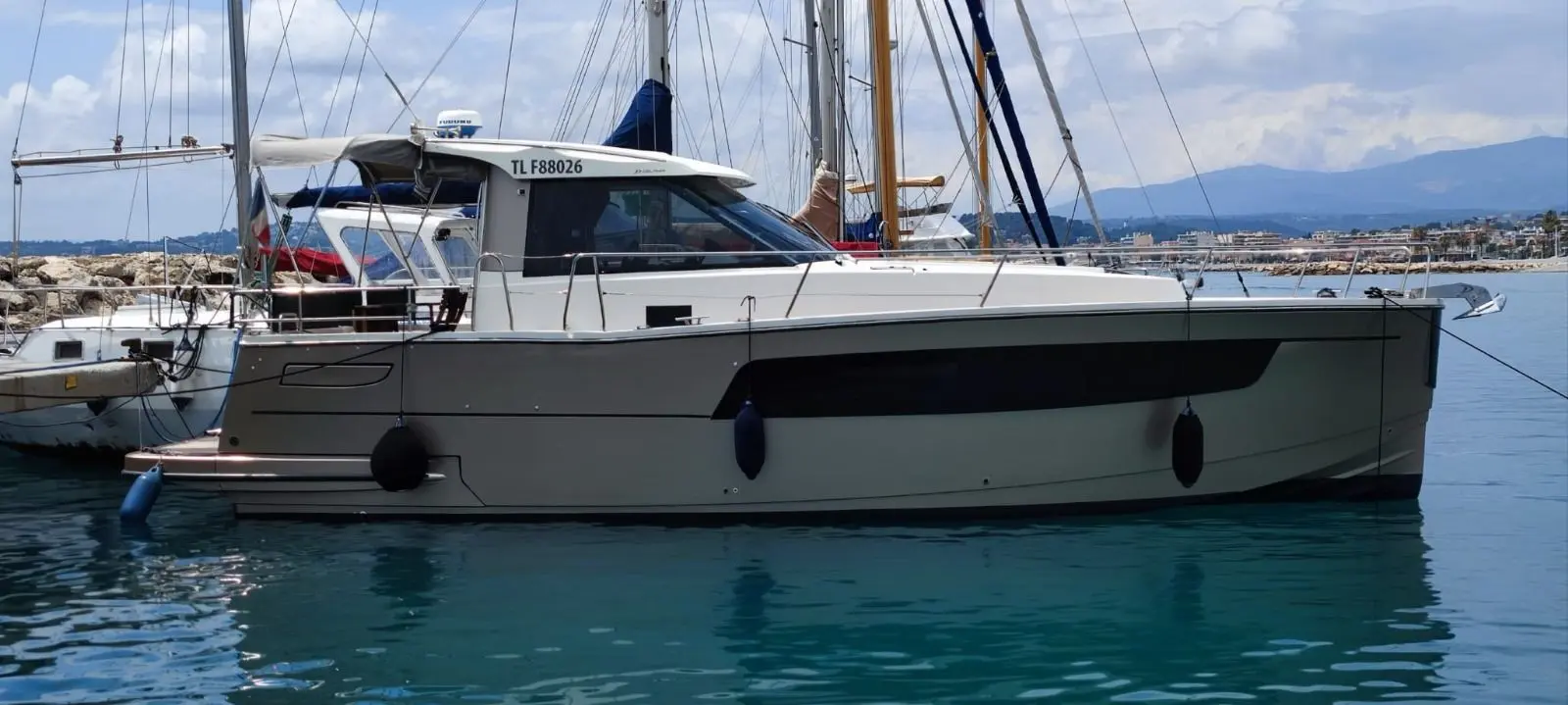 Delphia Escape 1100 Soley — Bateau à moteur blanc amarré dans un port, photographié de profil.