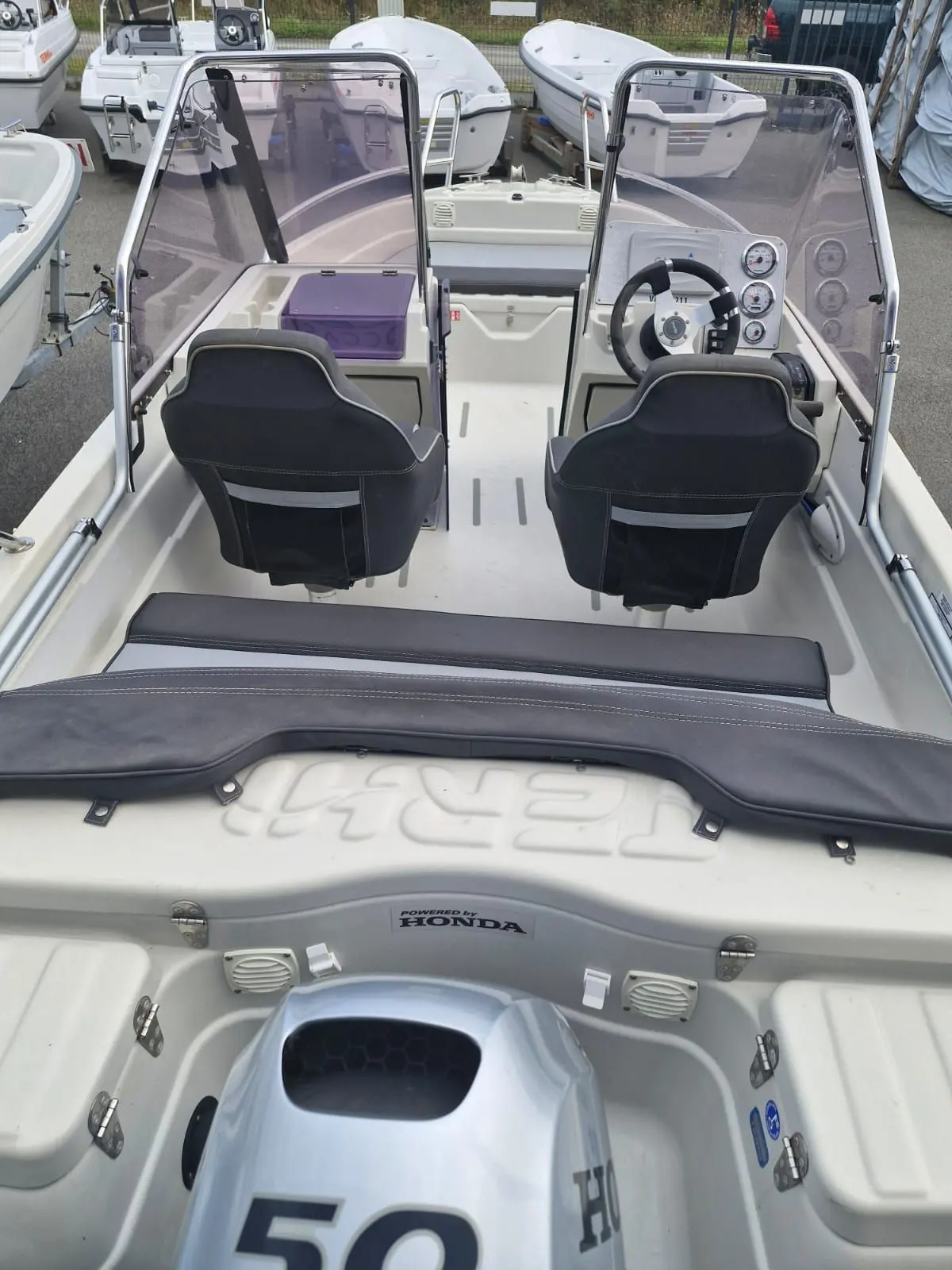 Terhi 475 Br — Vue du cockpit avec double pare-brise, sièges, commandes et moteur hors-bord.