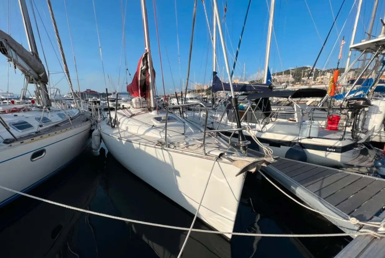 Jeanneau Sun Fast 32 — Voilier blanc amarré dans un port, vu de trois quarts avant.