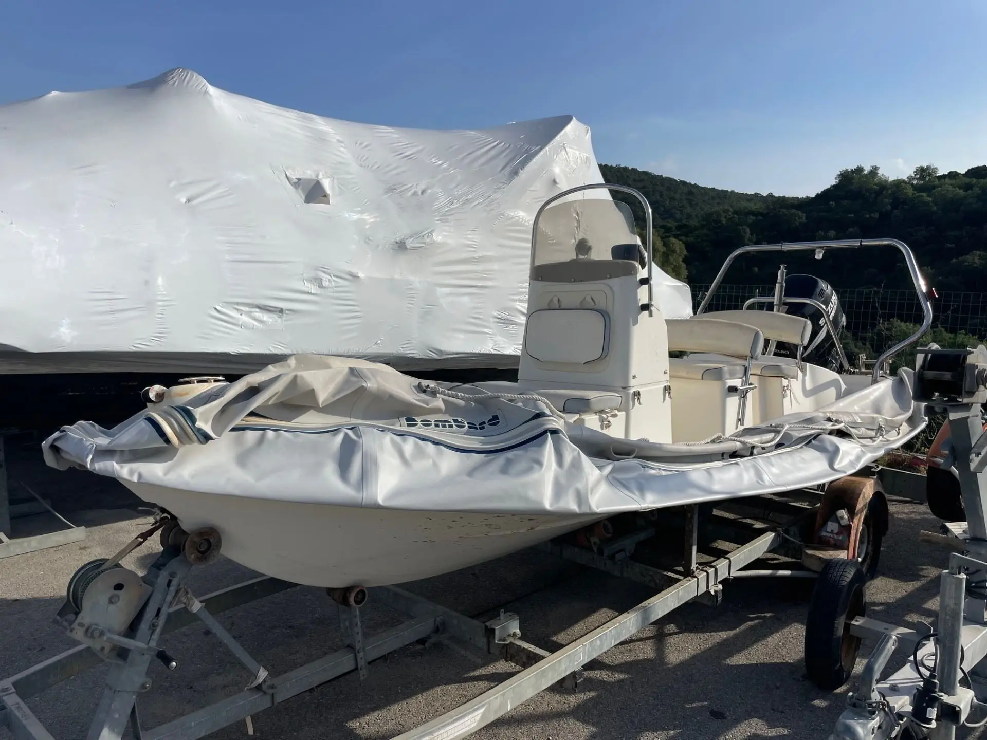 Bombard Explorer 620 — Bateau pneumatique semi-rigide bâché, présenté sur une remorque à terre.