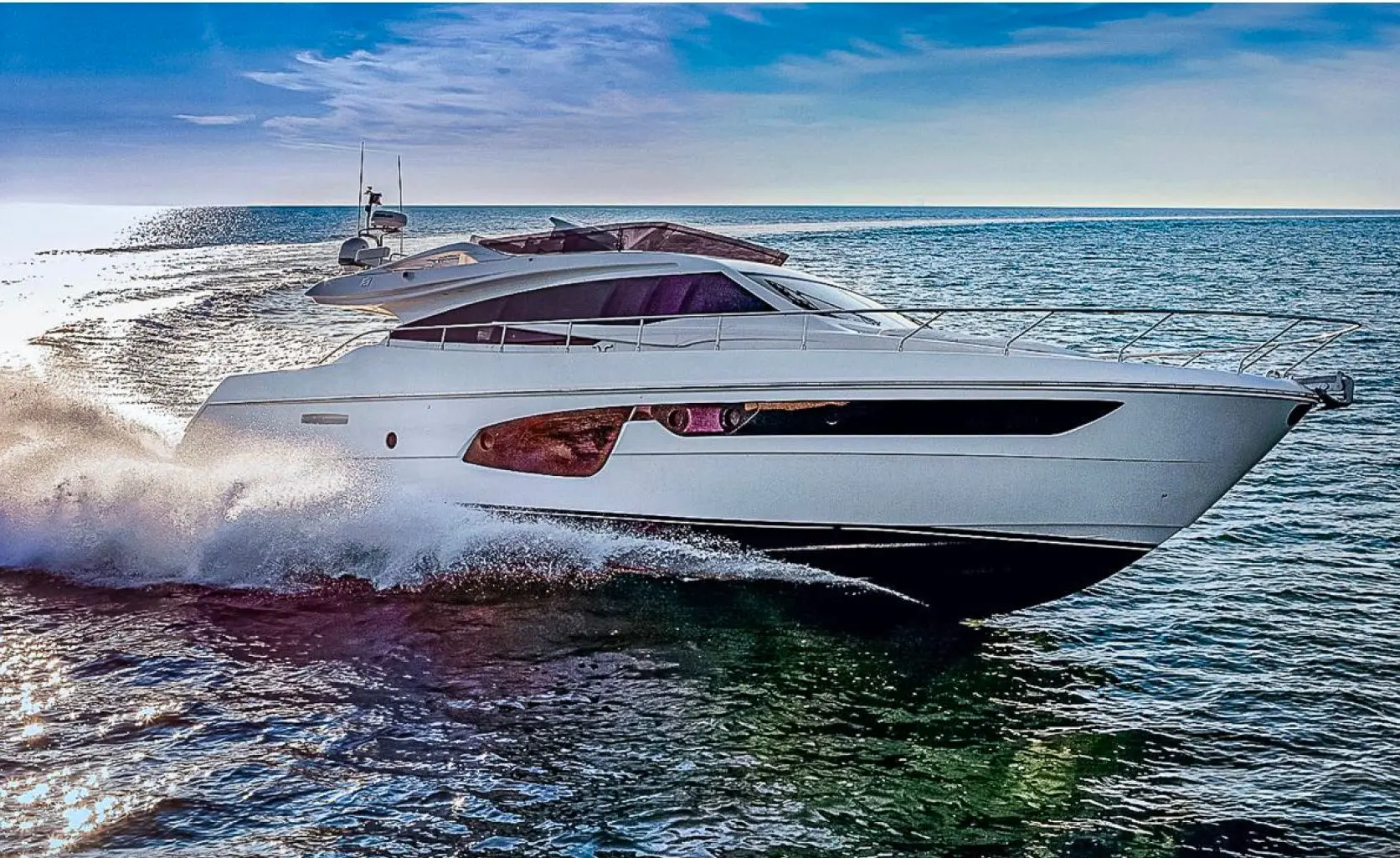 Ferretti 650 — Bateau à moteur blanc vu de profil sur mer, en navigation rapide.