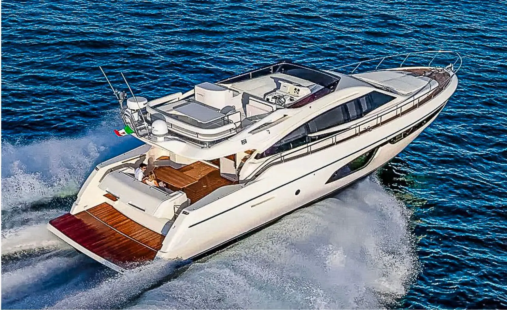 Ferretti 650 — Bateau à moteur vu de trois quarts arrière, naviguant à grande vitesse en mer.