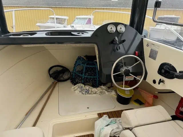 Quicksilver Captur 555 Pilothouse — Vue intérieure du poste de pilotage et de l’espace avant du bateau.