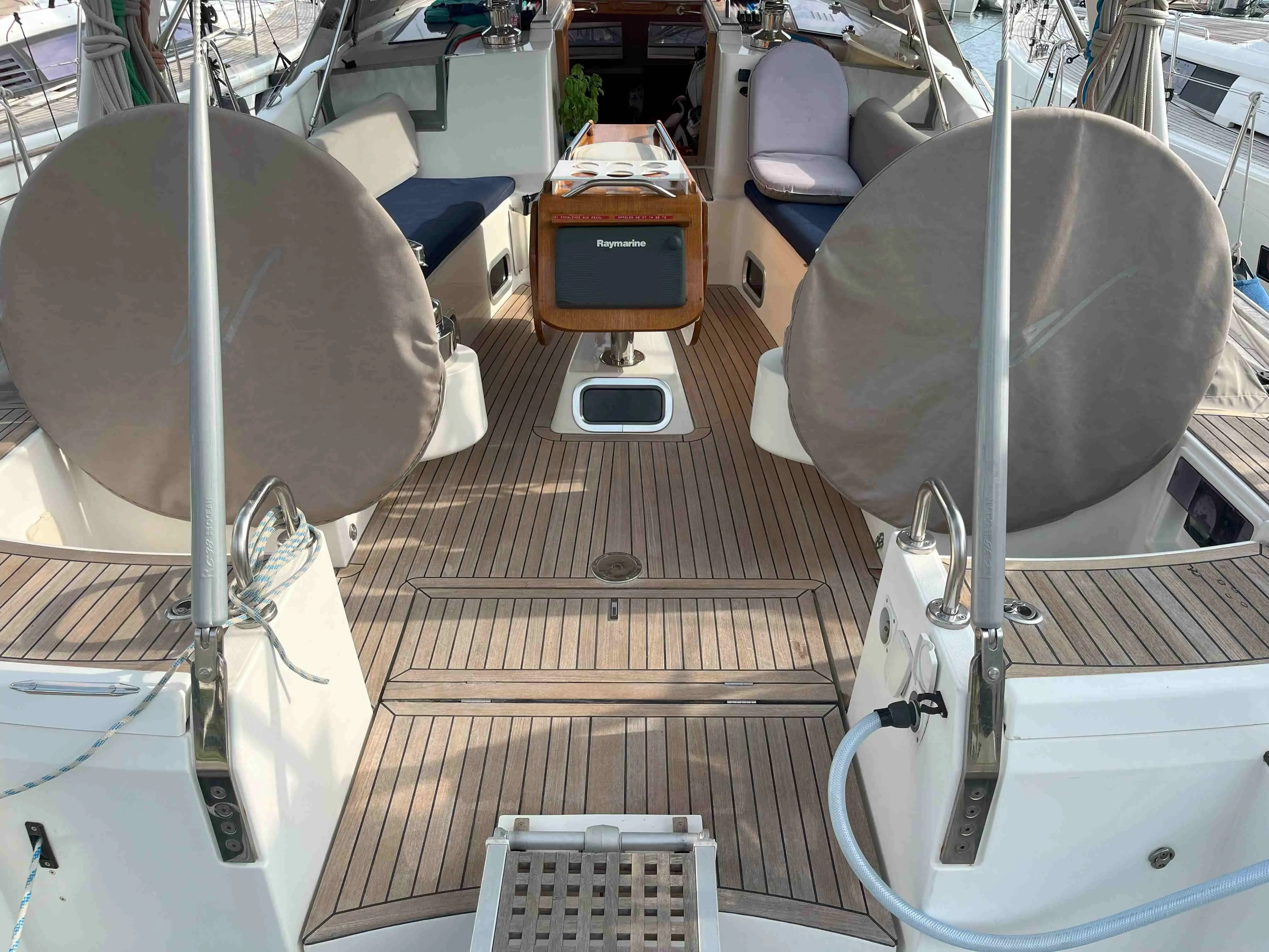 Wauquiez Pilot Saloon 47 — Vue du cockpit avec ses banquettes, sa table centrale et son pont en teck.