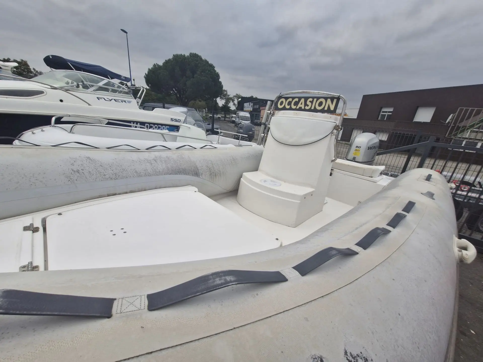 Arimar Pionner 540 — Vue partielle du cockpit et de la console d’un bateau pneumatique en extérieur.