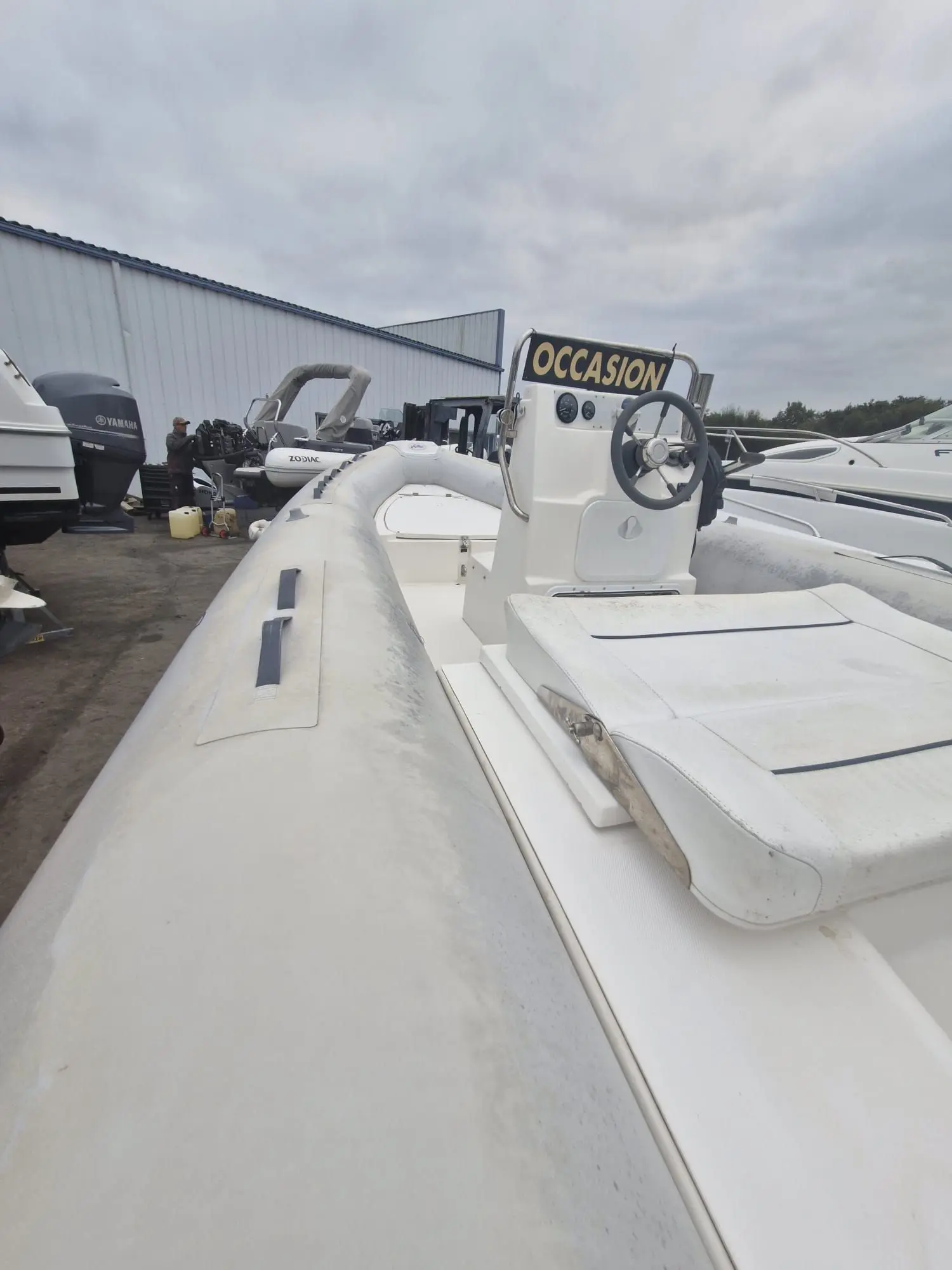 Arimar Pionner 540 — Vue rapprochée du poste de pilotage et du flotteur d’un bateau pneumatique.