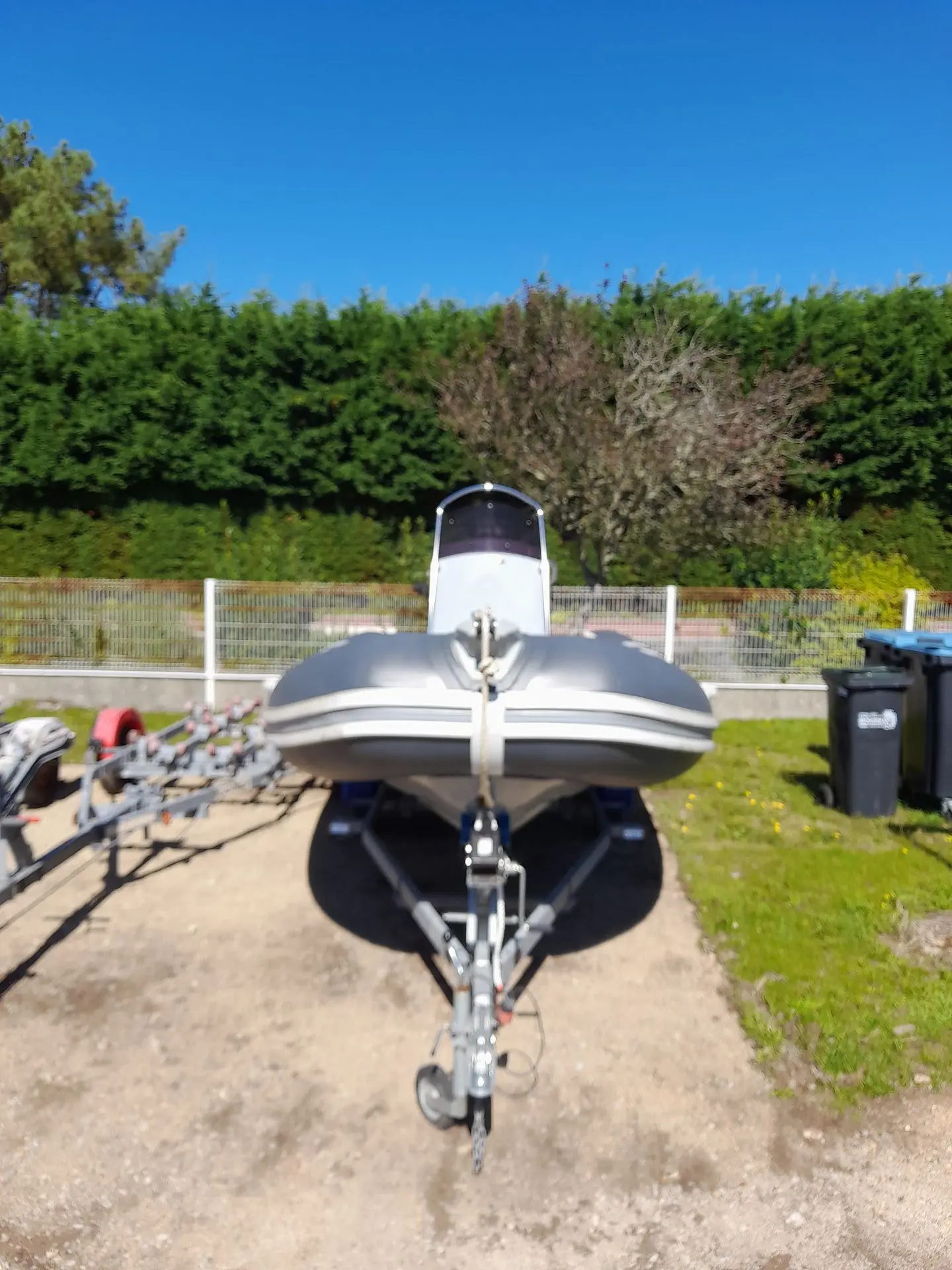 Valiant V 500 Sport — Bateau pneumatique vu de face sur sa remorque, stationné dans un jardin.