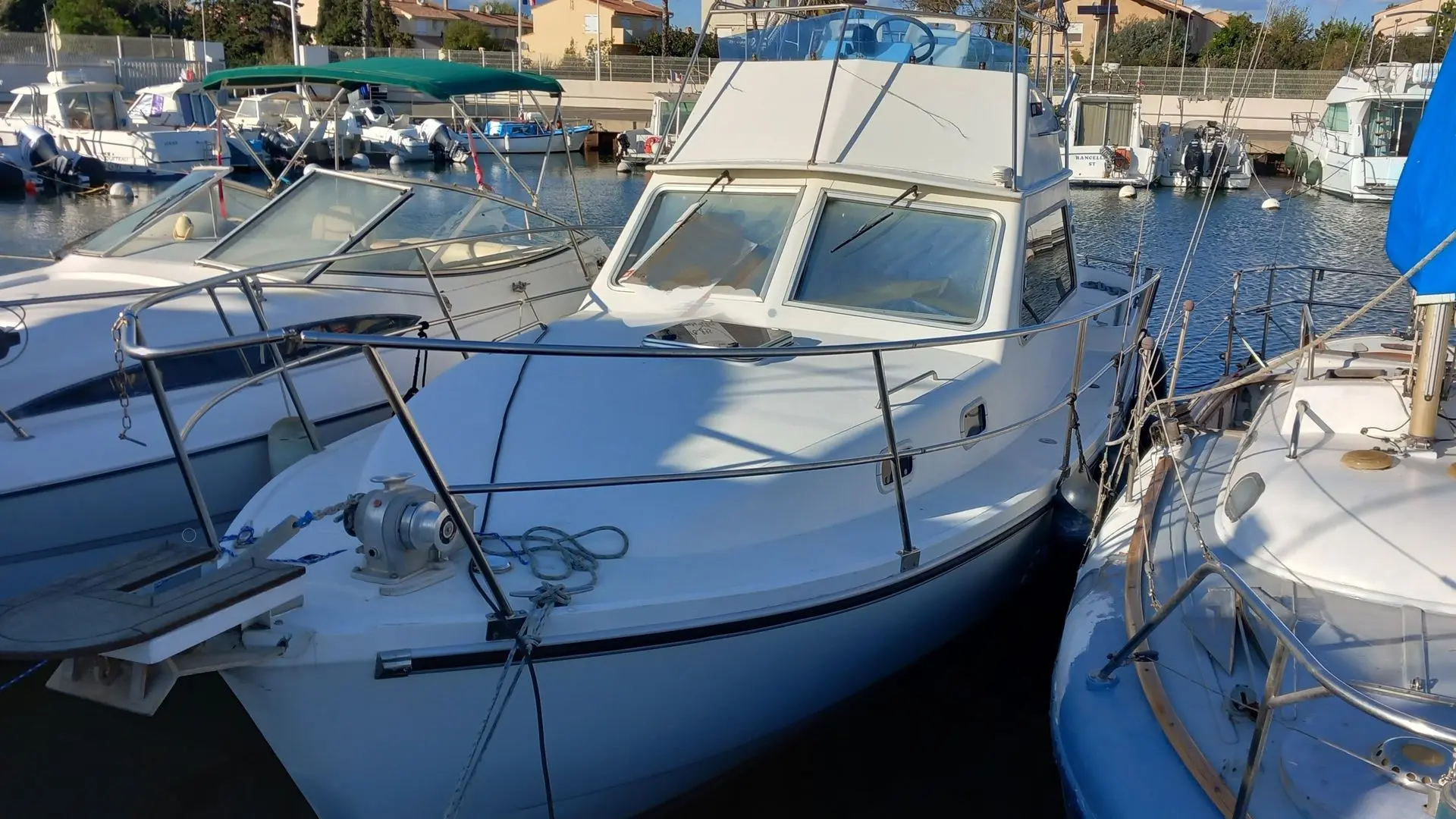 Albacore 895 — Bateau à moteur blanc amarré dans un port, vu de trois quarts avant.