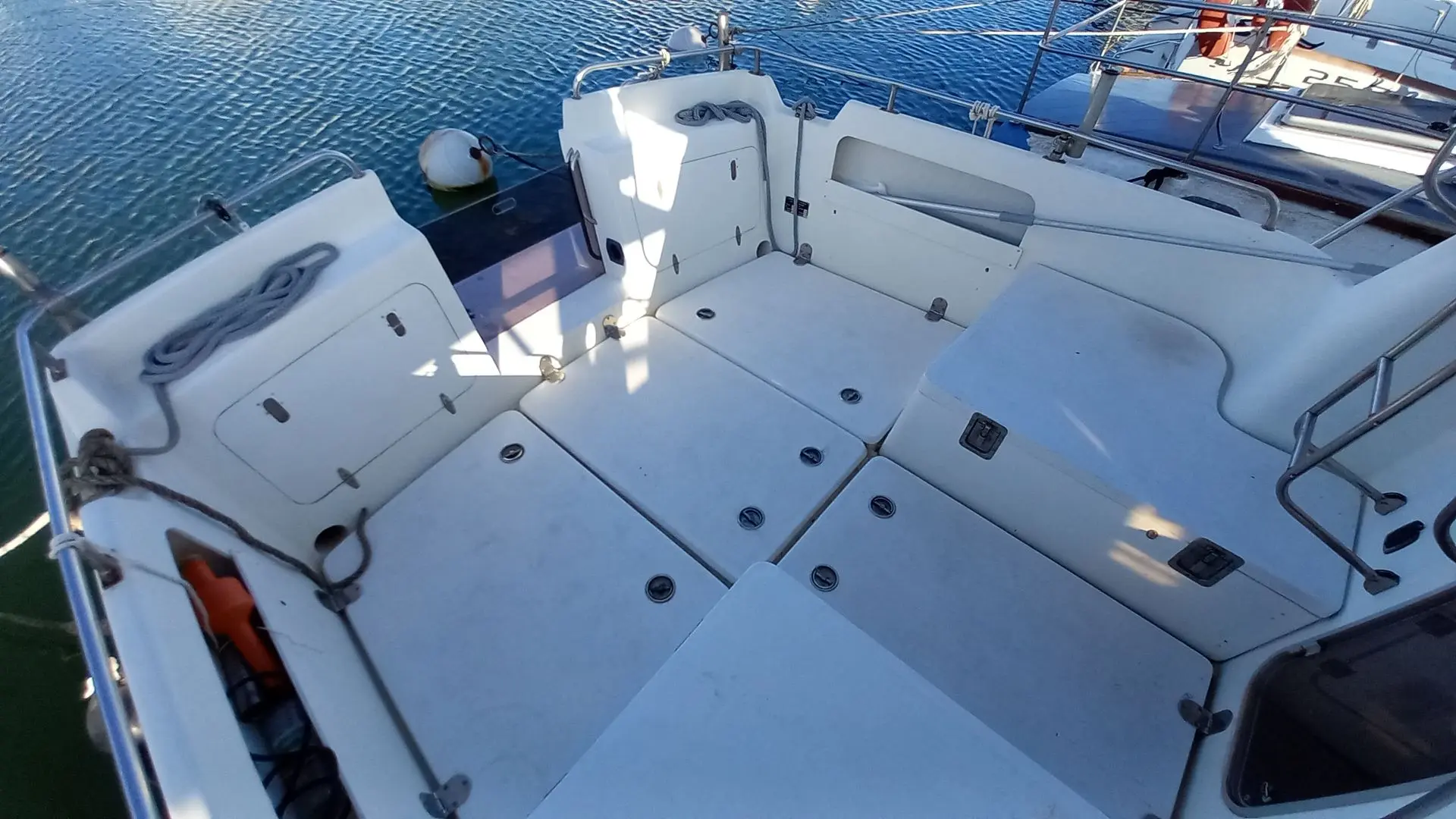 Albacore 895 — Vue plongeante du cockpit arrière et des coffres d’un bateau à quai.