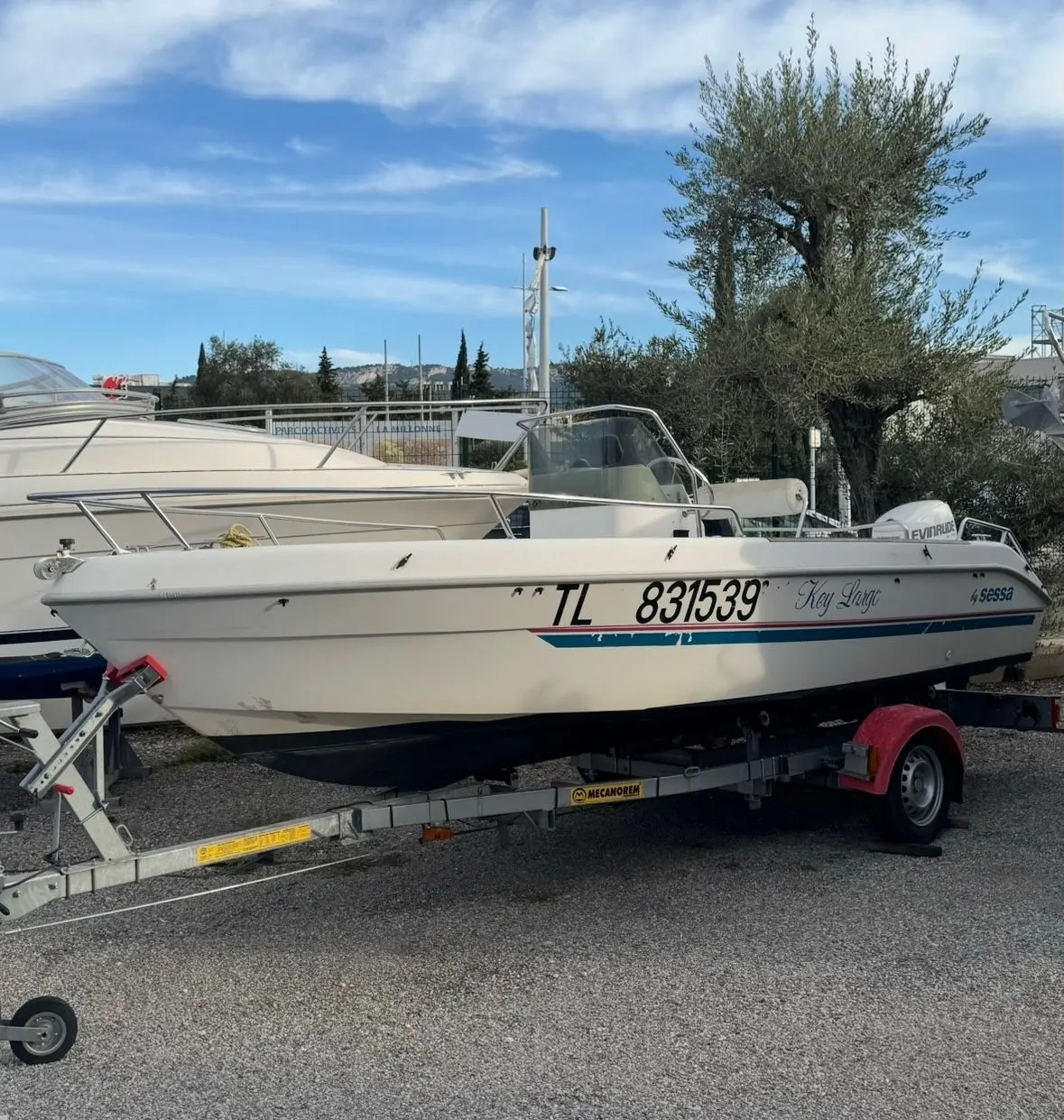 Sessa Marine Key Largo 18 — Bateau à moteur blanc photographié sur une remorque, en vue de trois quarts.