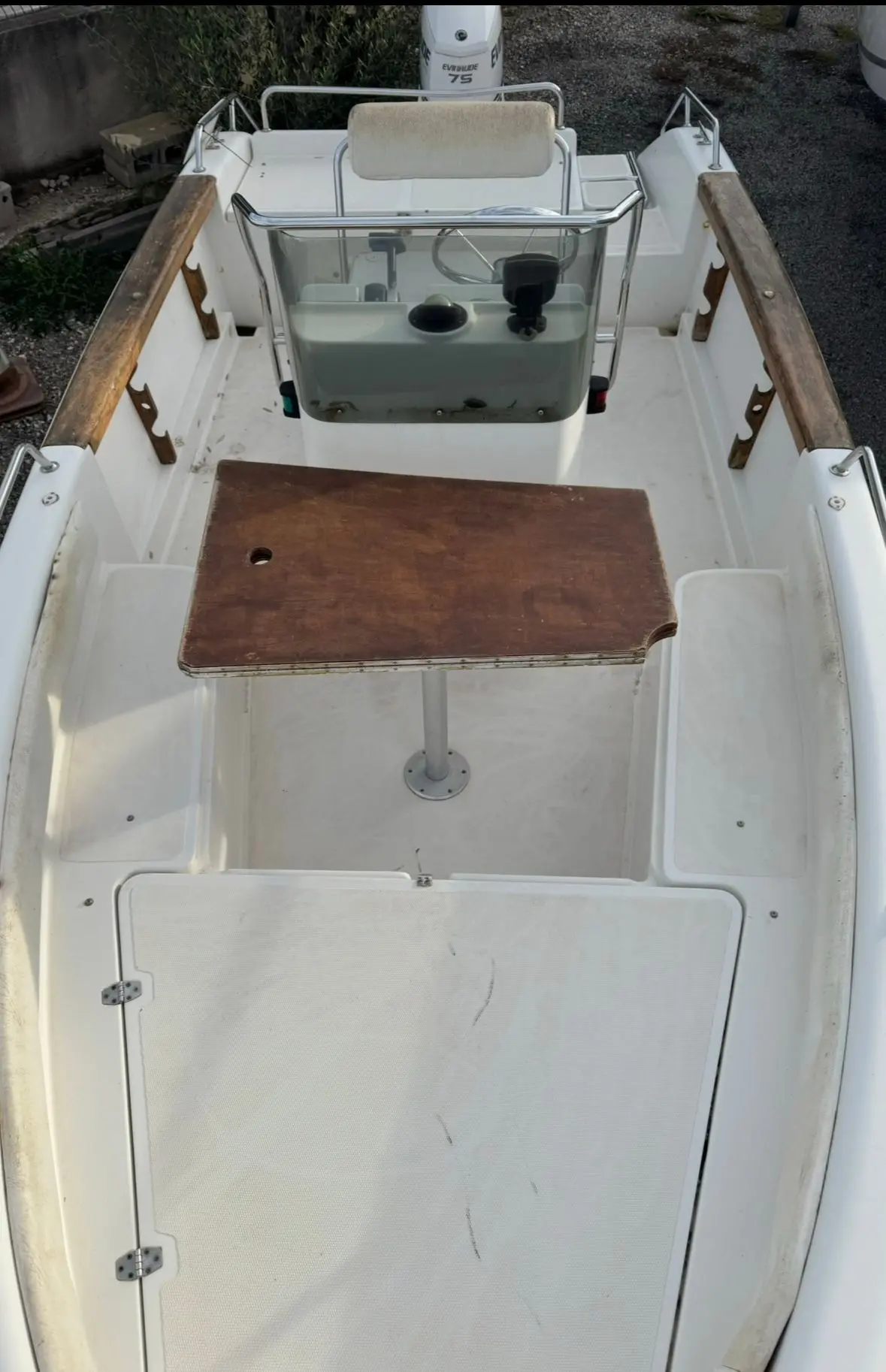 Sessa Marine Key Largo 18 — Vue plongeante du cockpit avec console de pilotage, banquette et table amovible.
