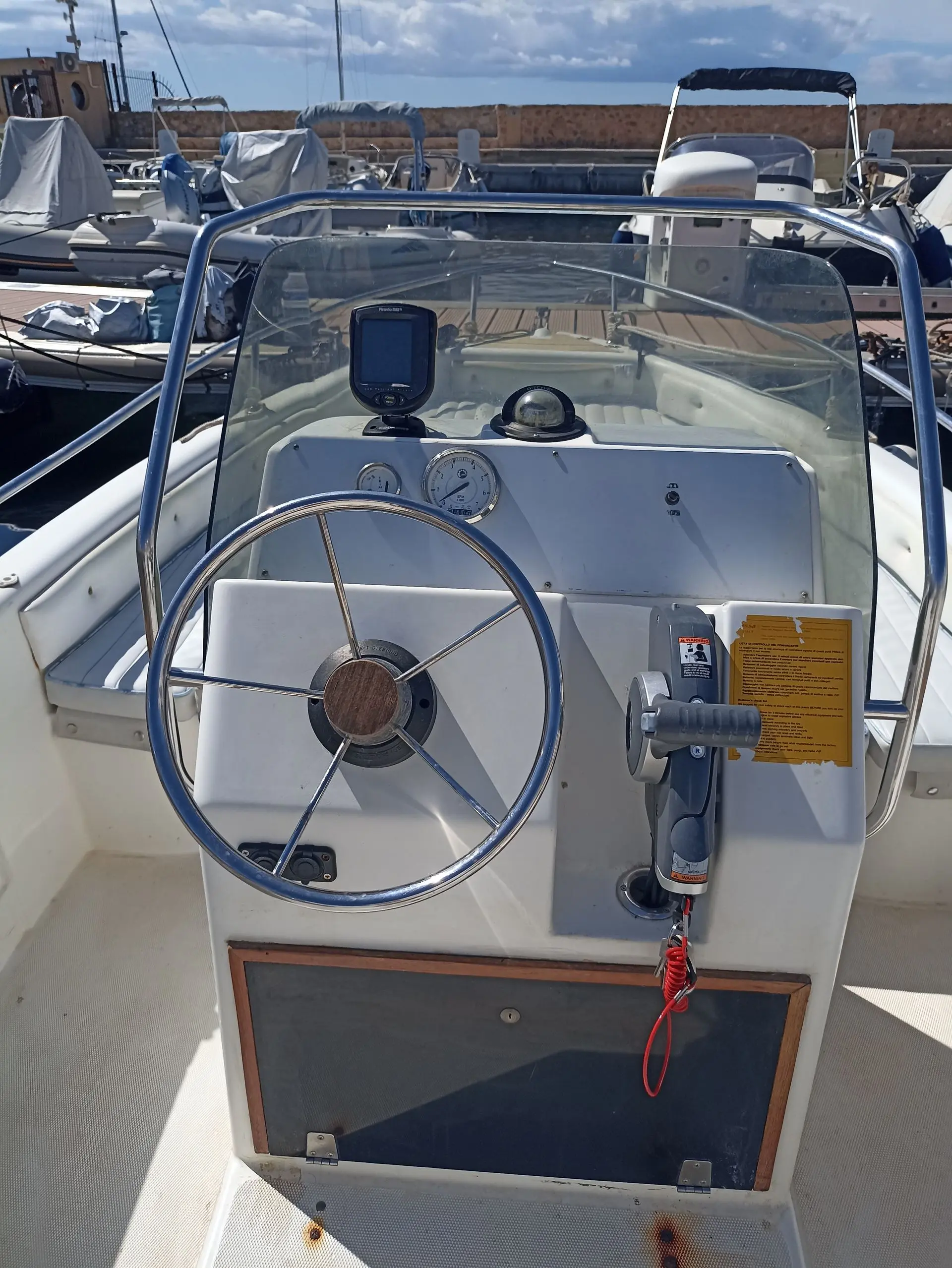 Sessa Marine Key Largo 18 — Poste de pilotage avec volant, instruments et commande moteur.