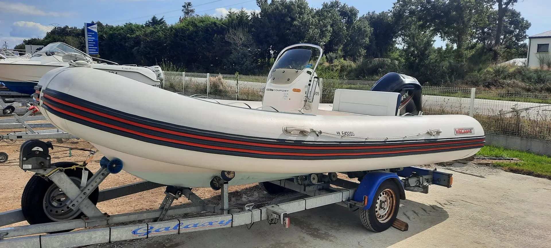 Valiant 550 Comfort — Bateau pneumatique à console centrale présenté sur une remorque, vu de profil.