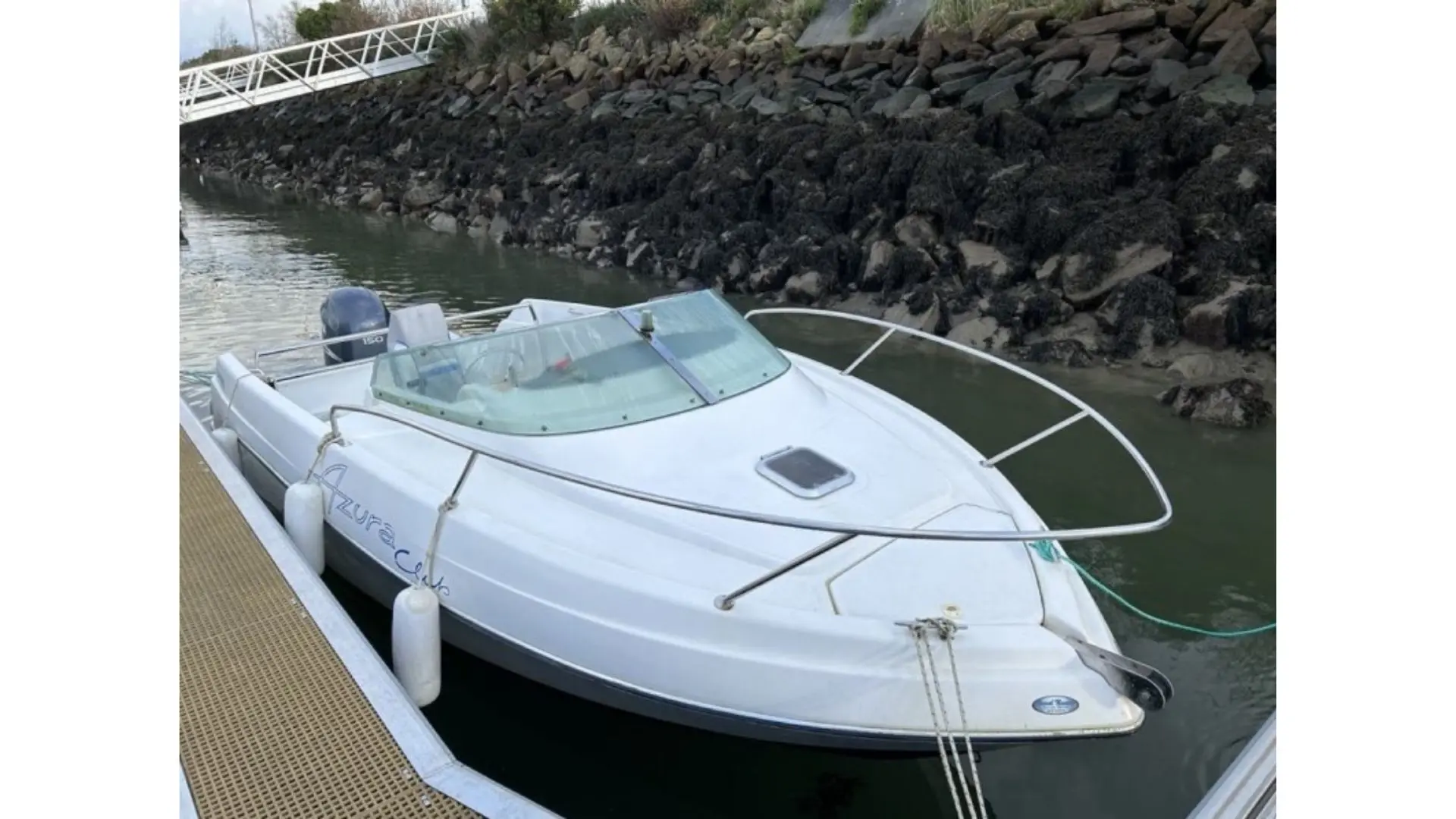 Kelt Azura 600 — Bateau à moteur blanc amarré, photographié de trois quarts avant depuis le ponton.