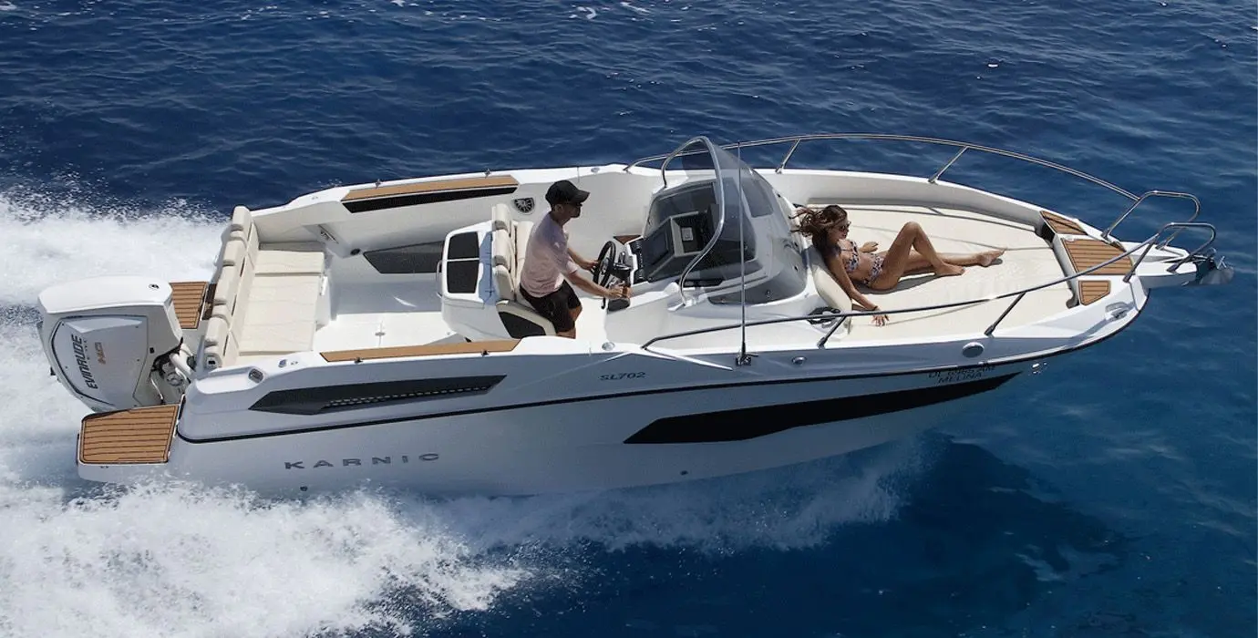 Karnic SL742 — Bateau à moteur naviguant en mer avec deux personnes à bord.