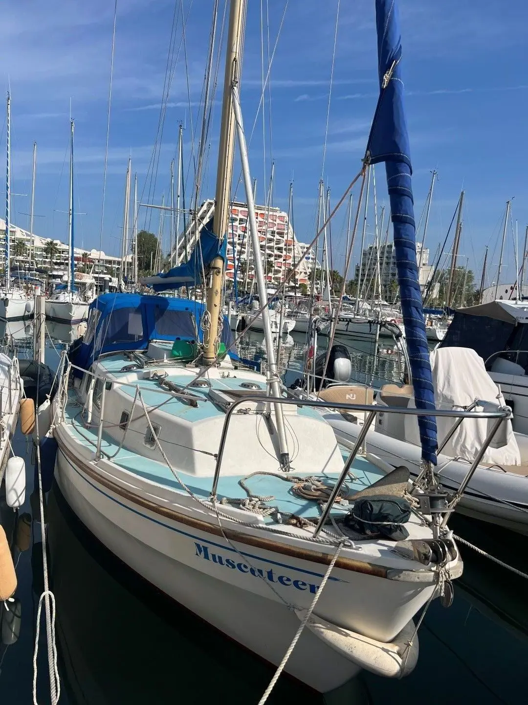 Westerly 31 Renown — Voilier amarré dans une marina, photographié de trois quarts depuis l'avant.