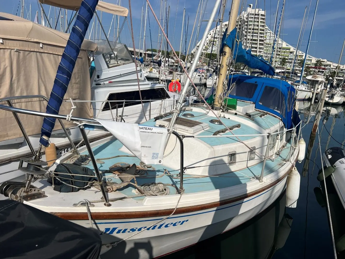 Westerly 31 Renown — Voilier amarré vu de trois quarts avant dans un port de plaisance.