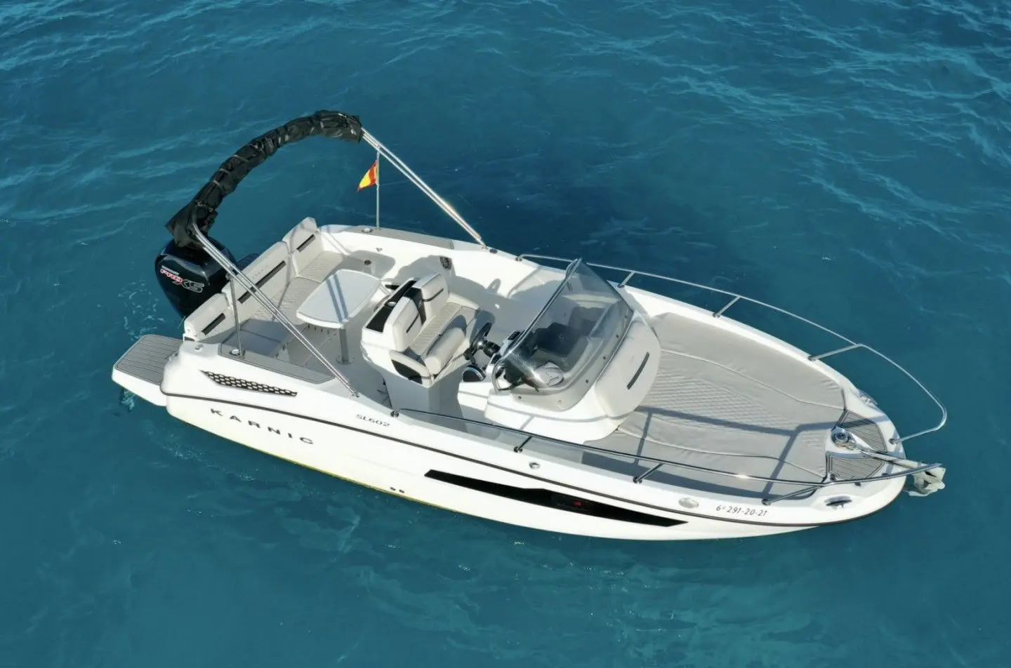 Karnic SL642 — Vue aérienne en trois quarts d’un bateau à moteur blanc sur une mer turquoise.