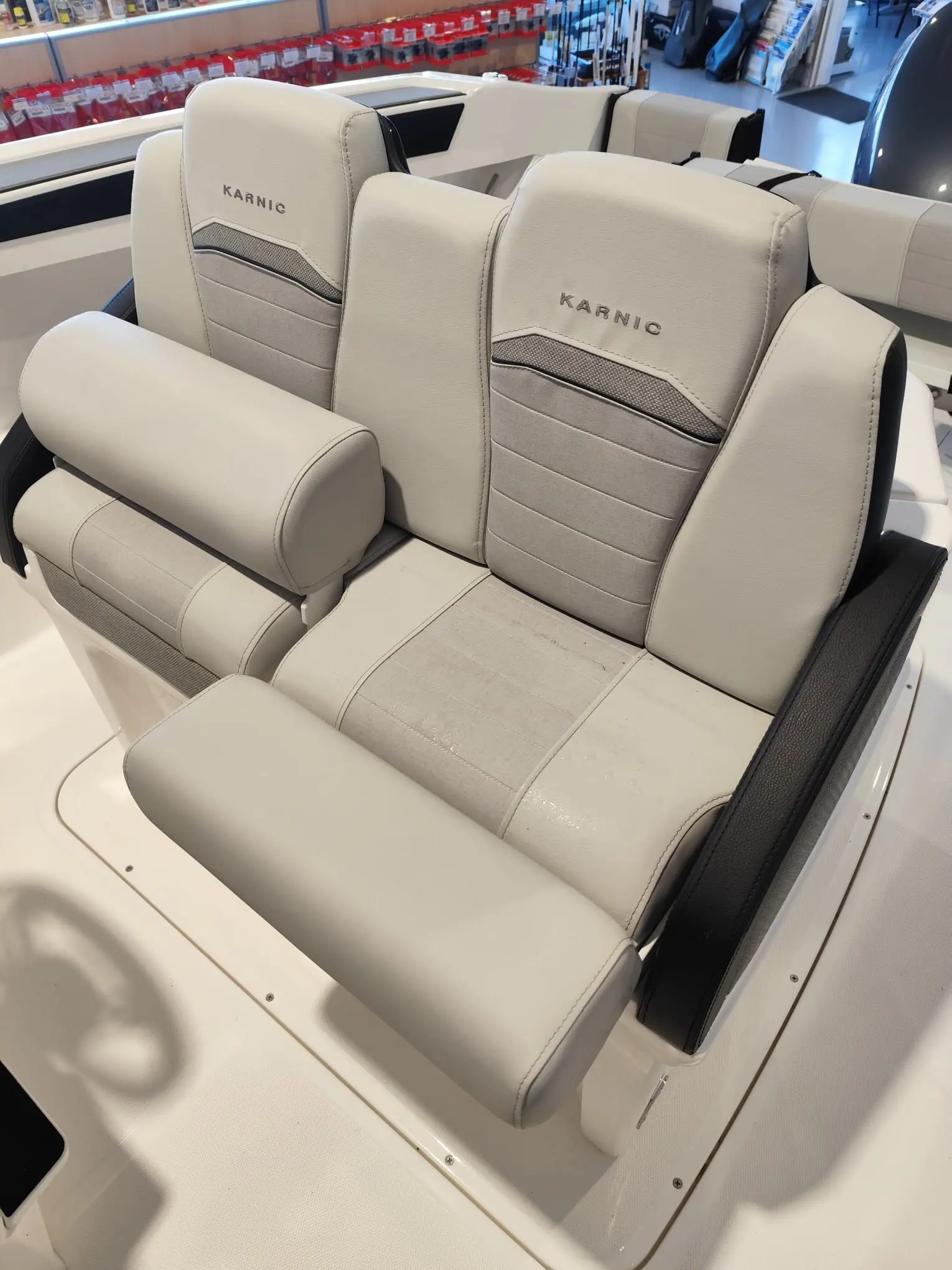 Karnic SL642 — Banquette et sièges rembourrés du cockpit d’un bateau, photographiés en magasin.