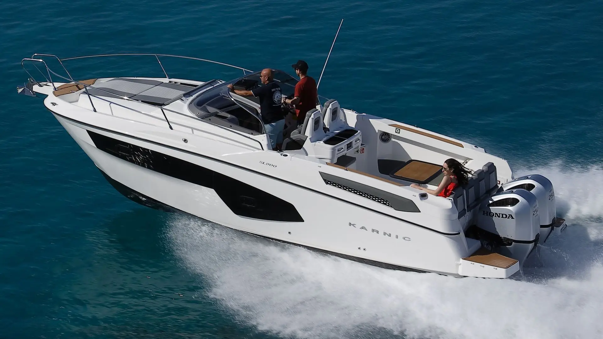 Karnic SL902 — Bateau à moteur blanc naviguant à vive allure sur une mer bleue