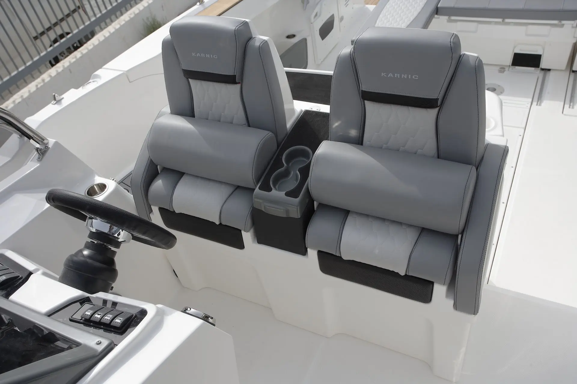 Karnic SL902 — Poste de pilotage avec deux sièges et console centrale porte-gobelets.
