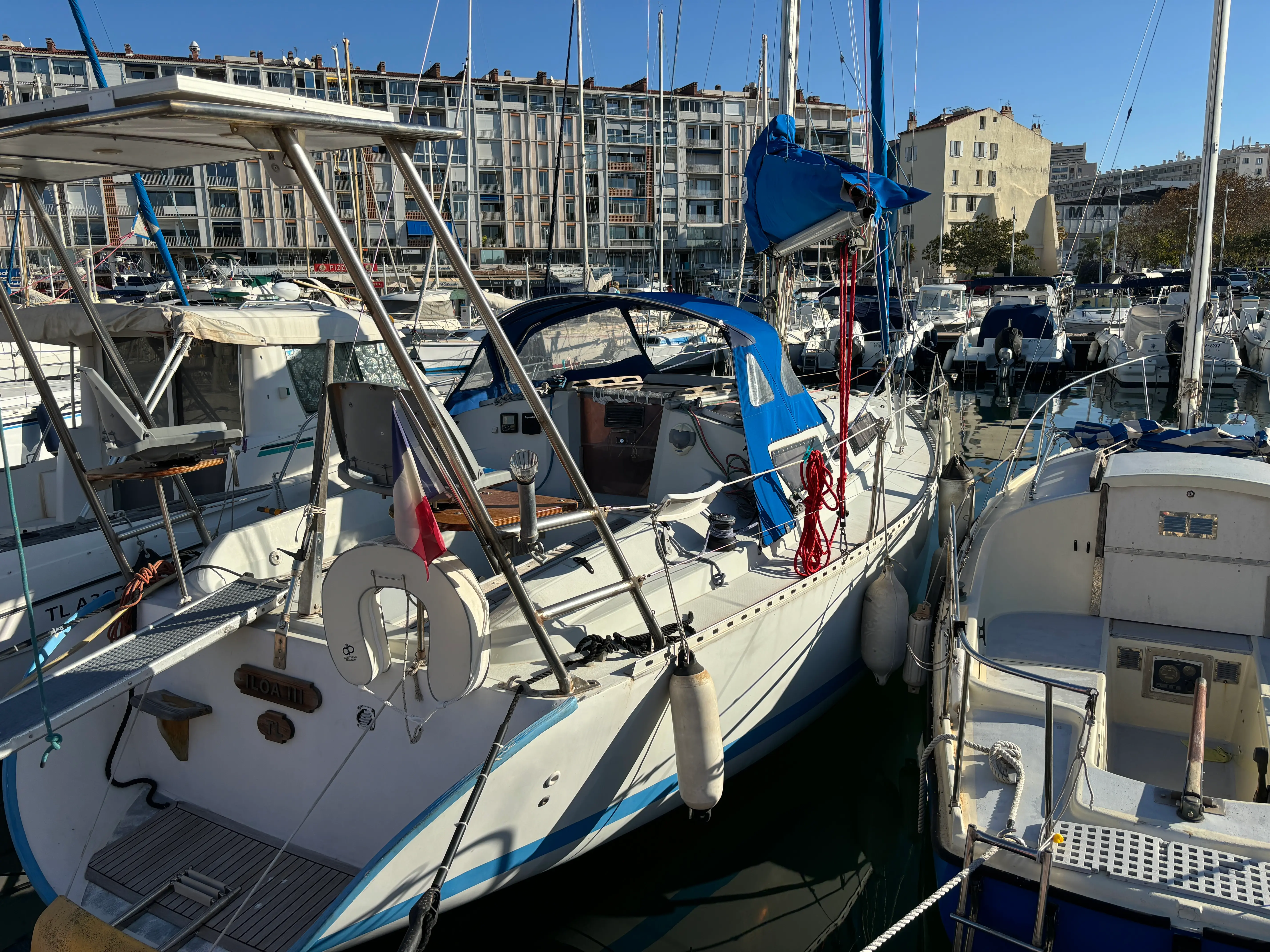 Kirie Feeling 286 — Voilier amarré dans un port, photographié de trois quarts arrière.