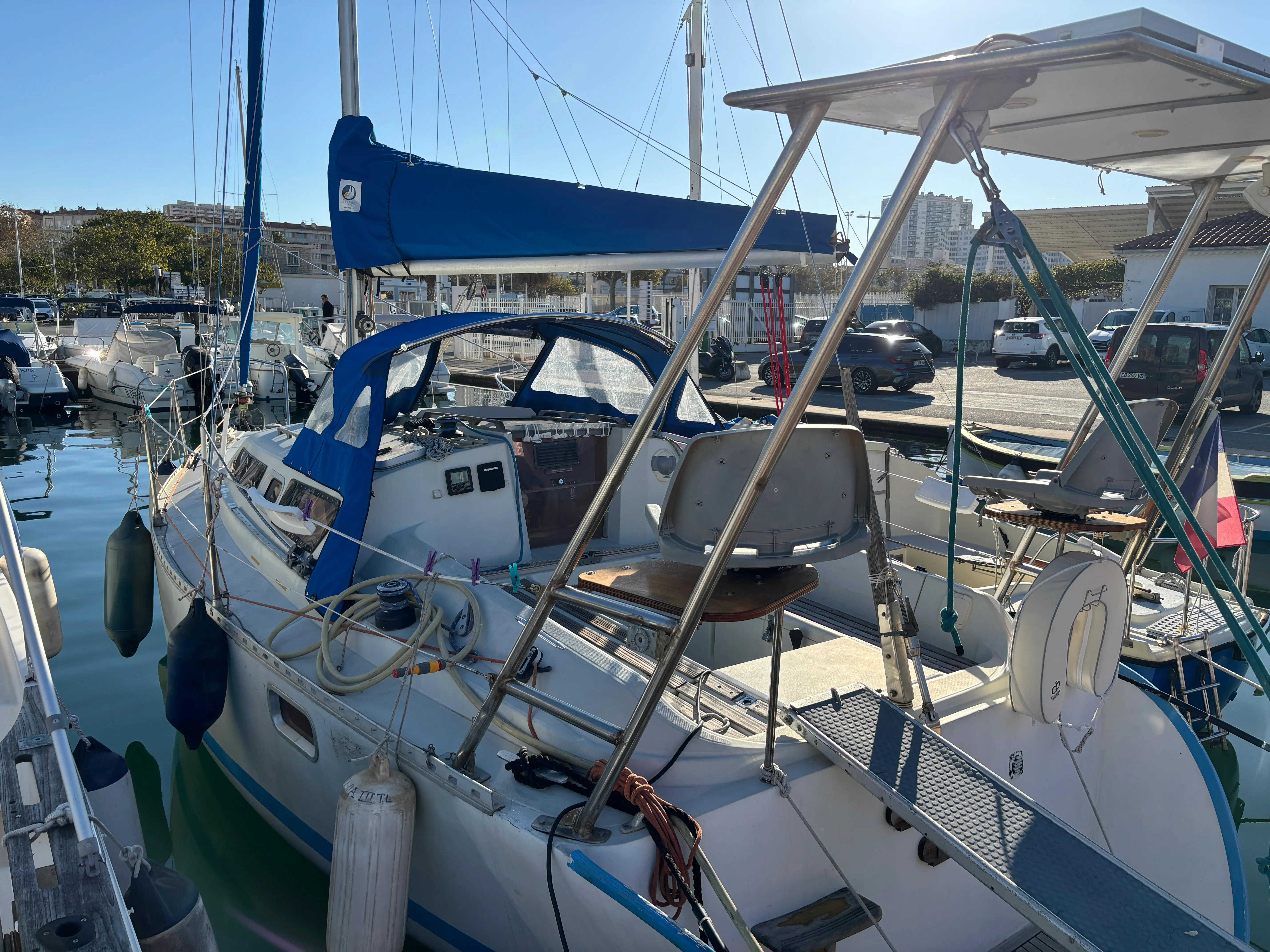 Kirie Feeling 286 — Voilier amarré au port, photographié de trois quarts depuis le pont.