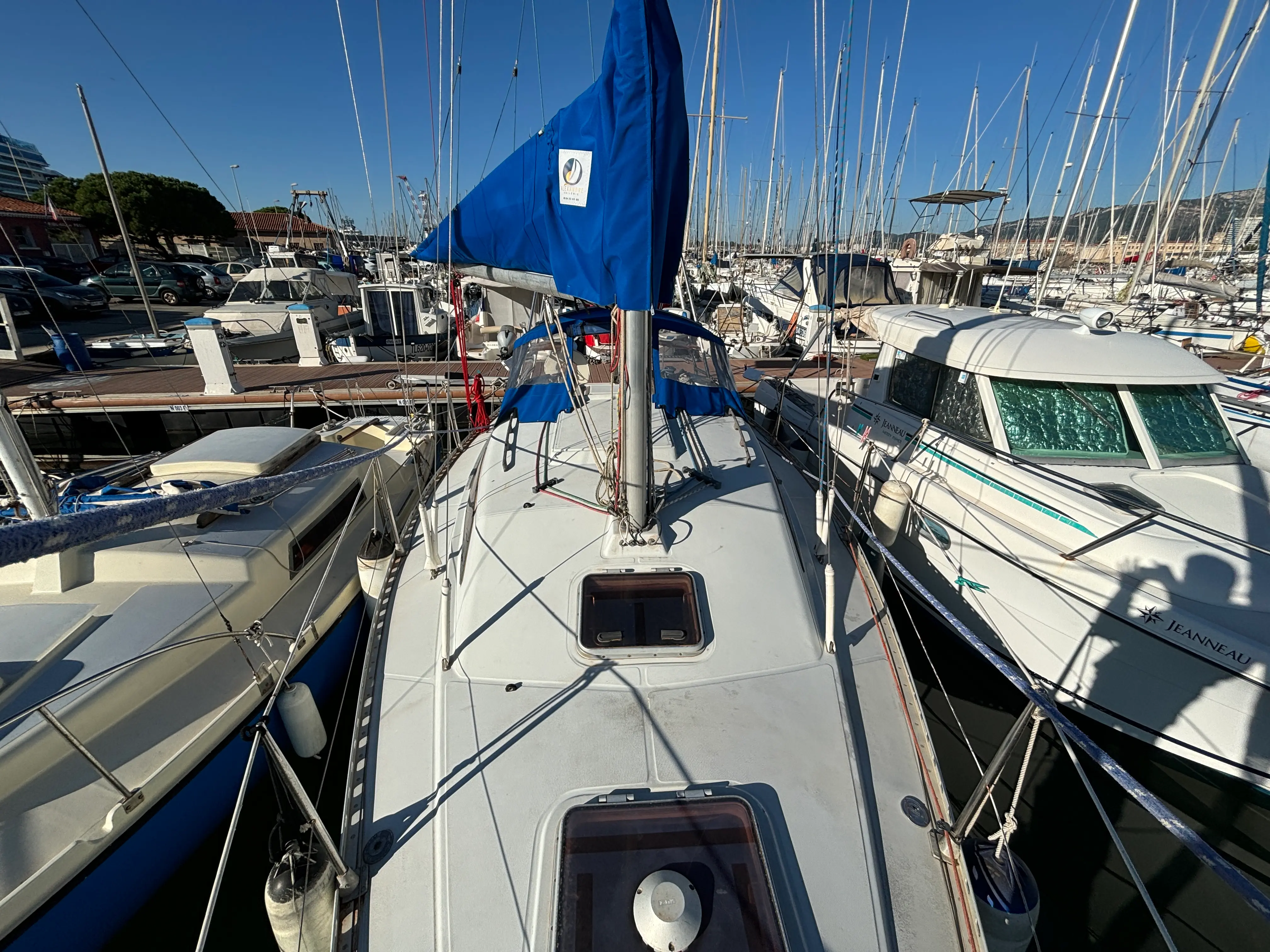Kirie Feeling 286 — Vue du pont avant d'un voilier amarré dans un port de plaisance.